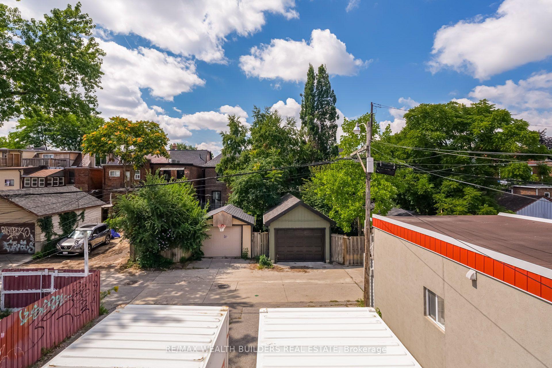 Photo 19 of Unit Upper Unit 2, 2443 dundas Street W, Toronto, High Park North — HOMEH