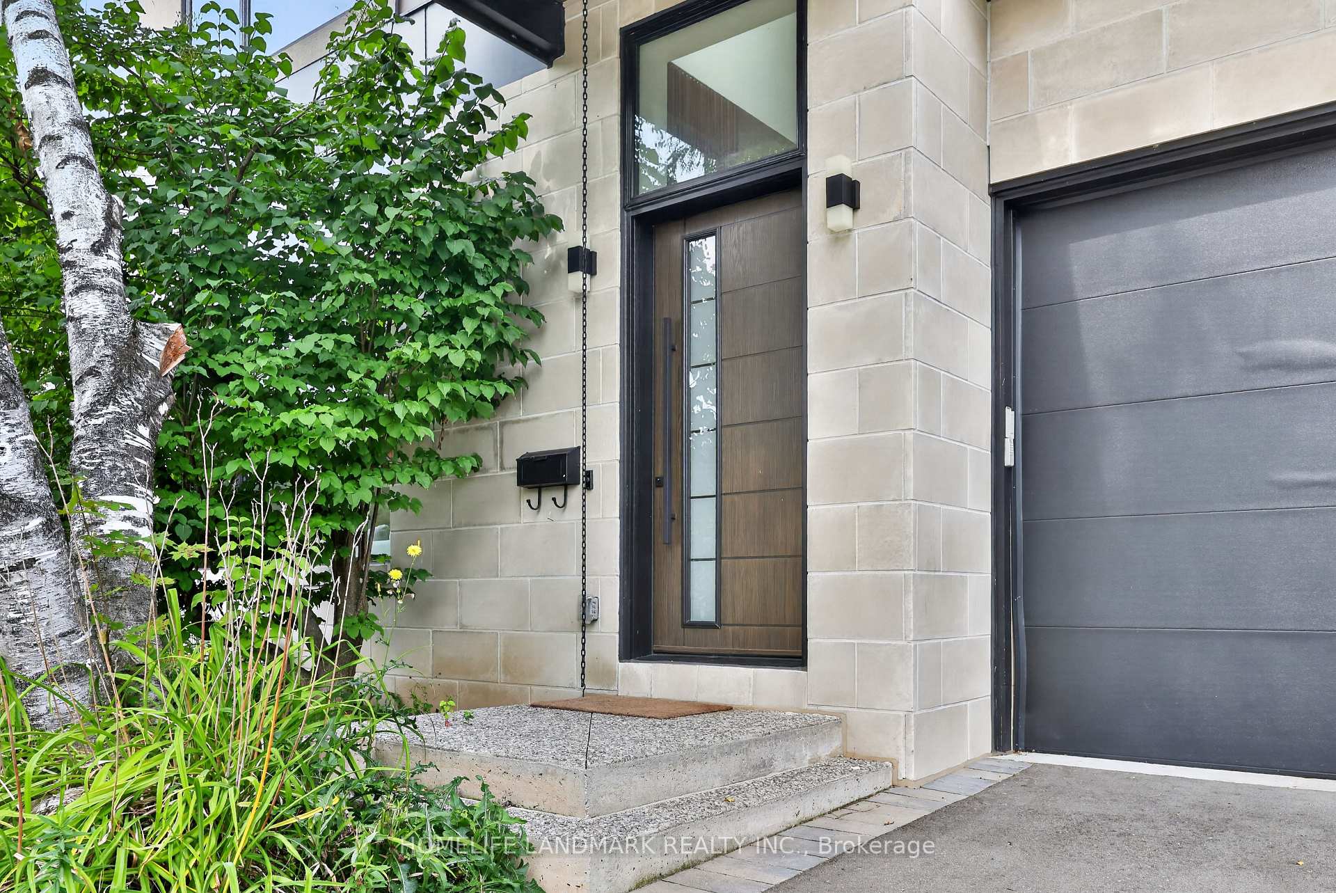 Photo 2 of 6423 Dunray Crescent, Mississauga, Streetsville — HOMEH