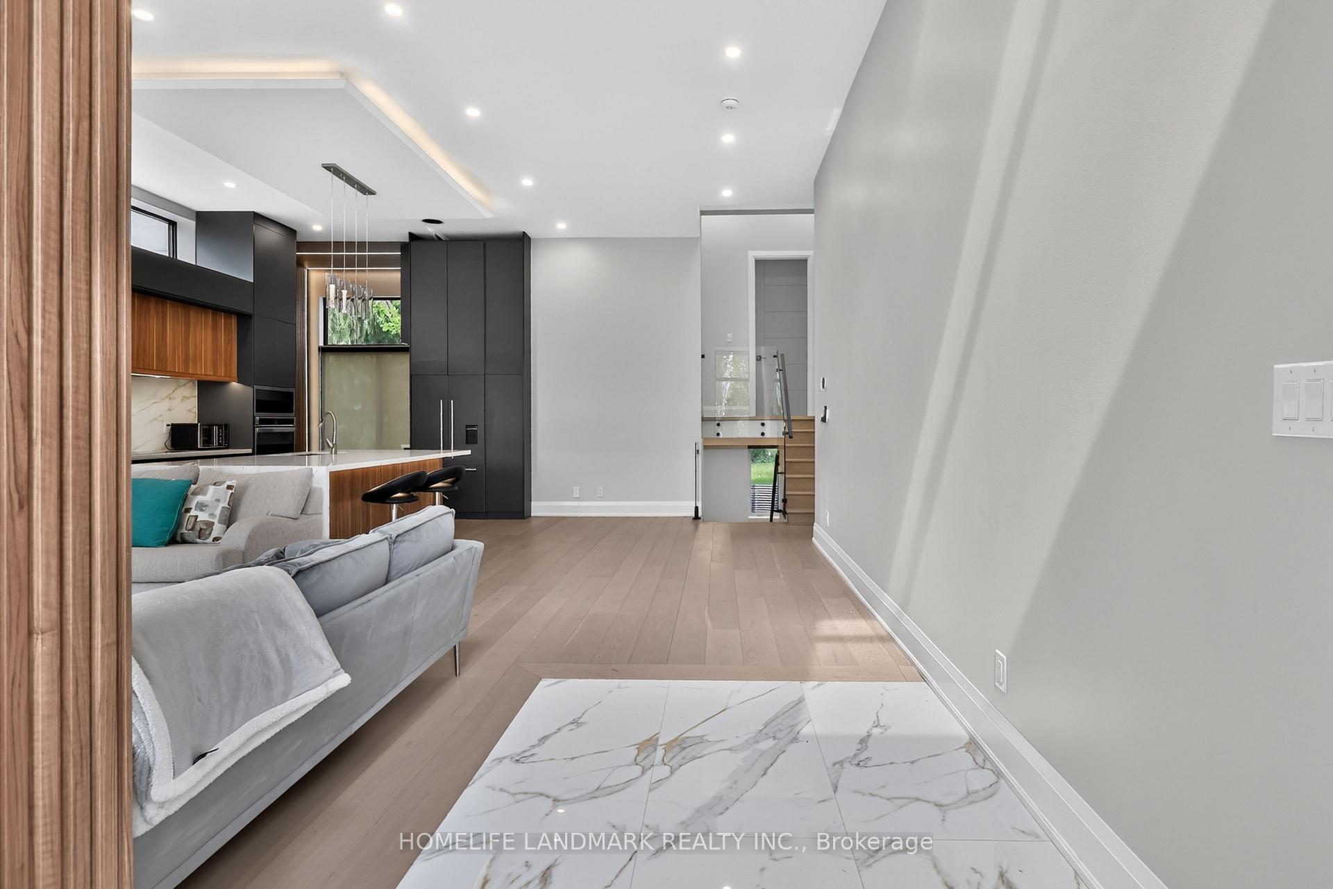 Photo 3 of 6423 Dunray Crescent, Mississauga, Streetsville — HOMEH