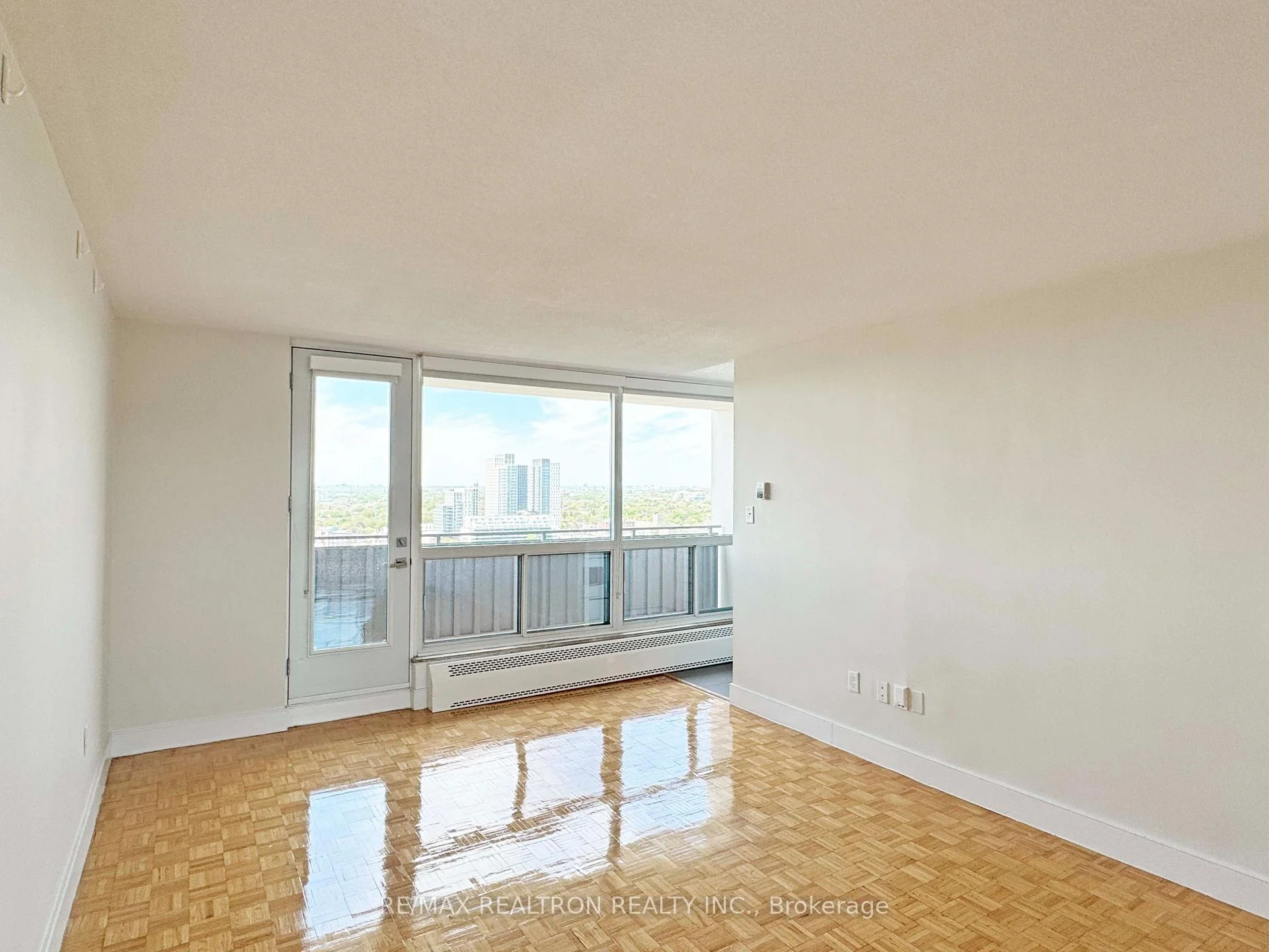 Photo 3 of Unit 2402, 666 Spadina Avenue, Toronto, University — HOMEH