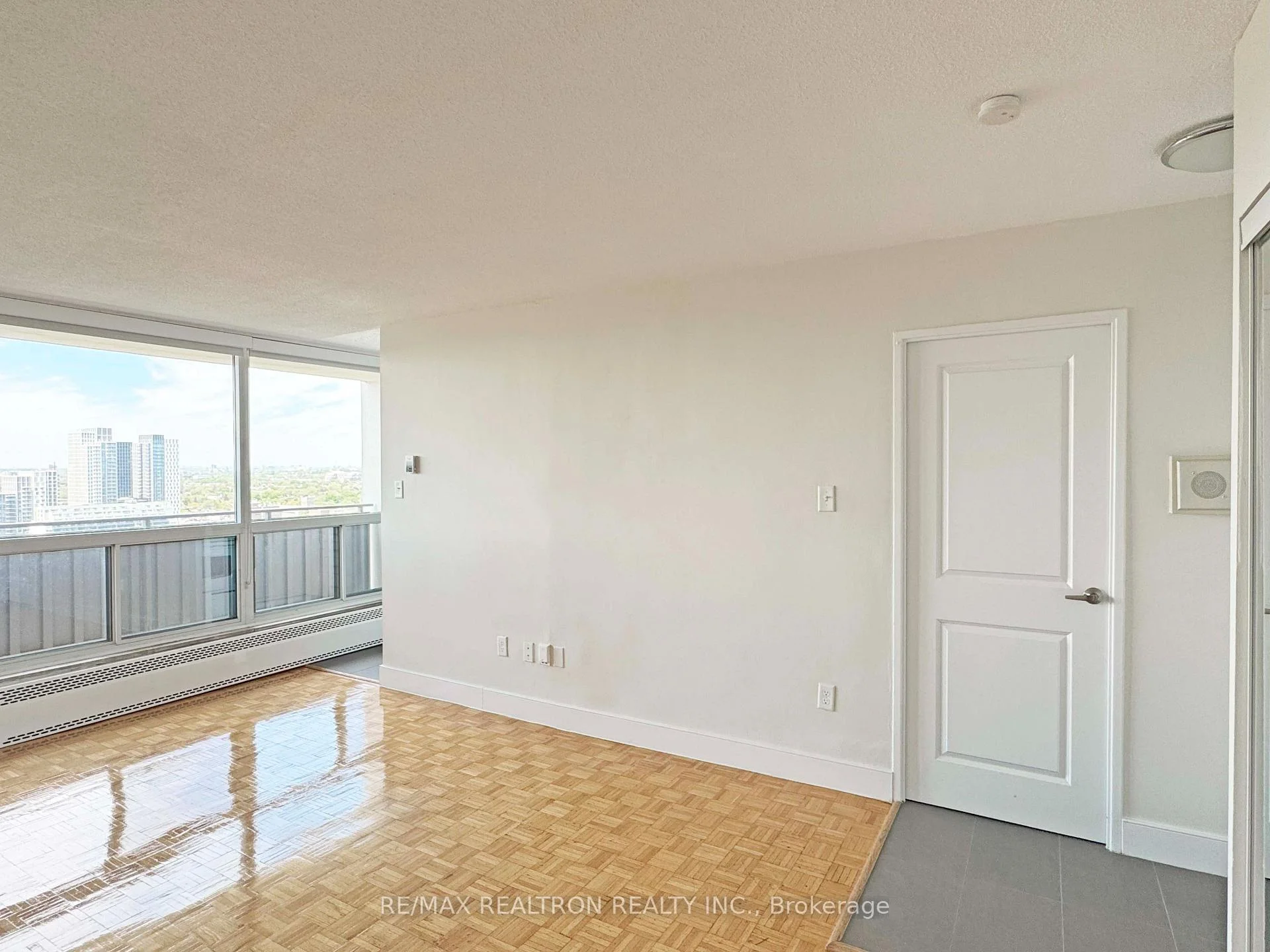 Photo 5 of Unit 2402, 666 Spadina Avenue, Toronto, University — HOMEH