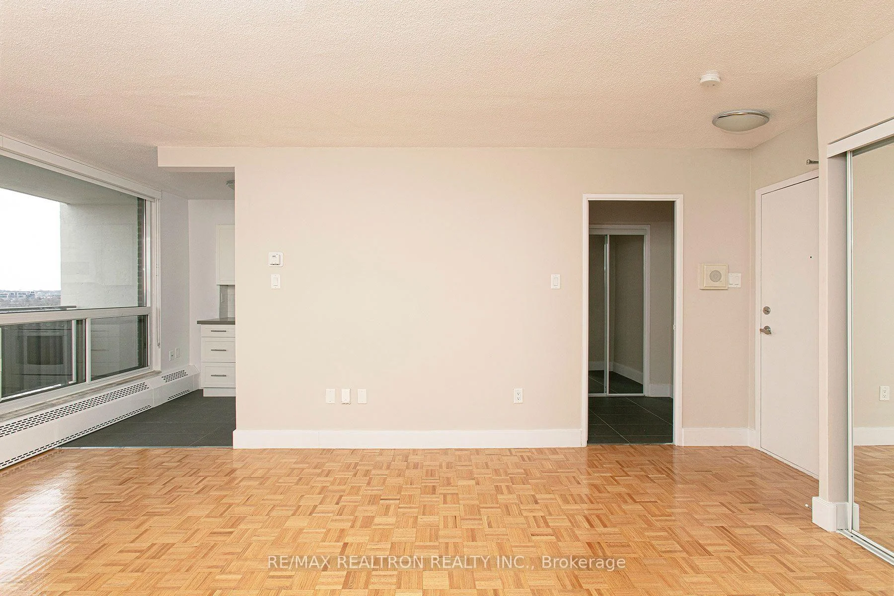 Photo 7 of Unit 2402, 666 Spadina Avenue, Toronto, University — HOMEH