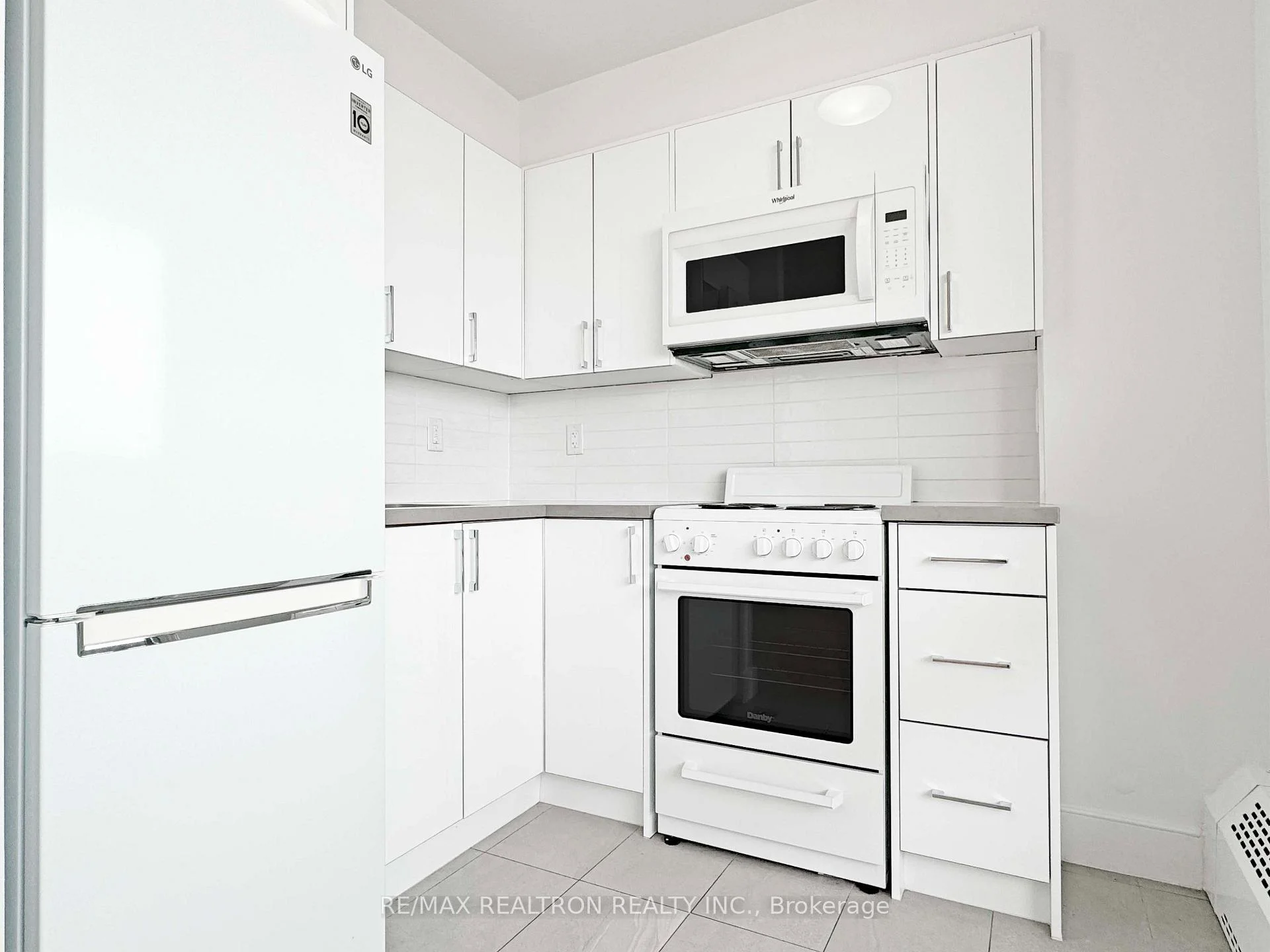 Photo 13 of Unit 2402, 666 Spadina Avenue, Toronto, University — HOMEH