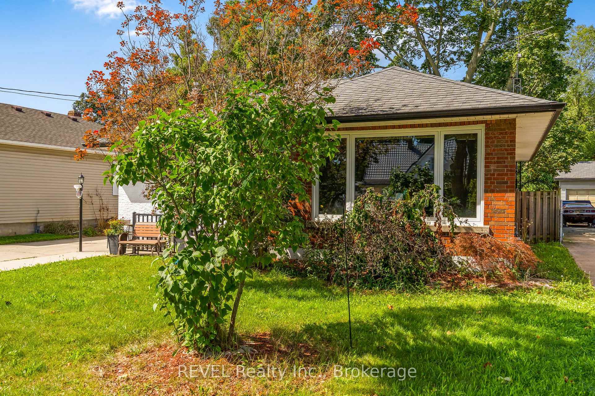 Photo 4 of 15 Duncan Drive, St. Catharines, Vine/Linwell — HOMEH