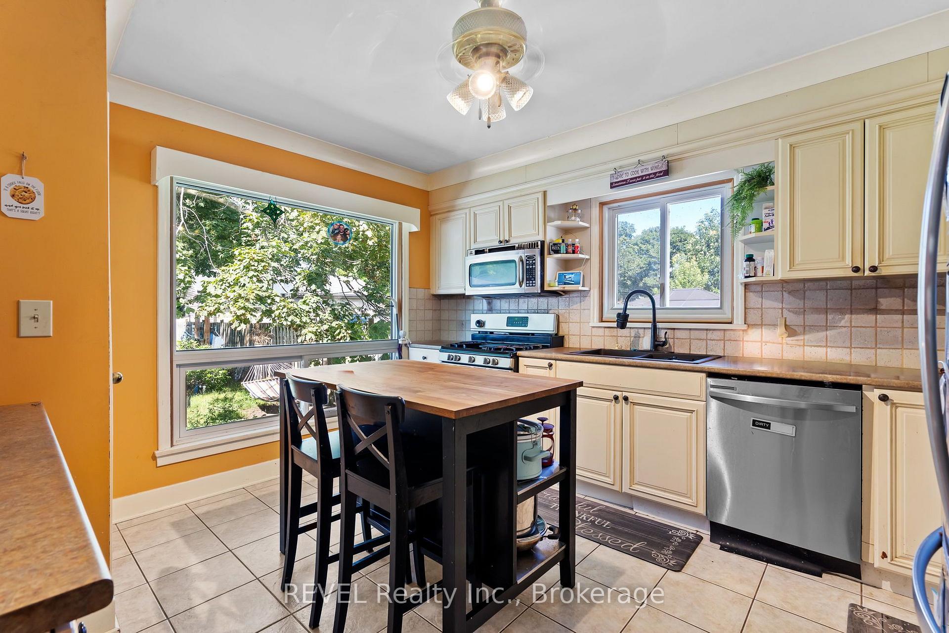Photo 7 of 15 Duncan Drive, St. Catharines, Vine/Linwell — HOMEH