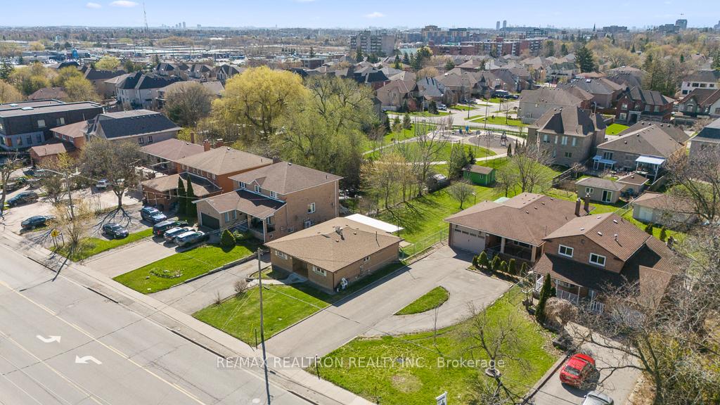 Photo 2 of 163 Elgin Mills Road W, Richmond Hill, Mill Pond — HOMEH