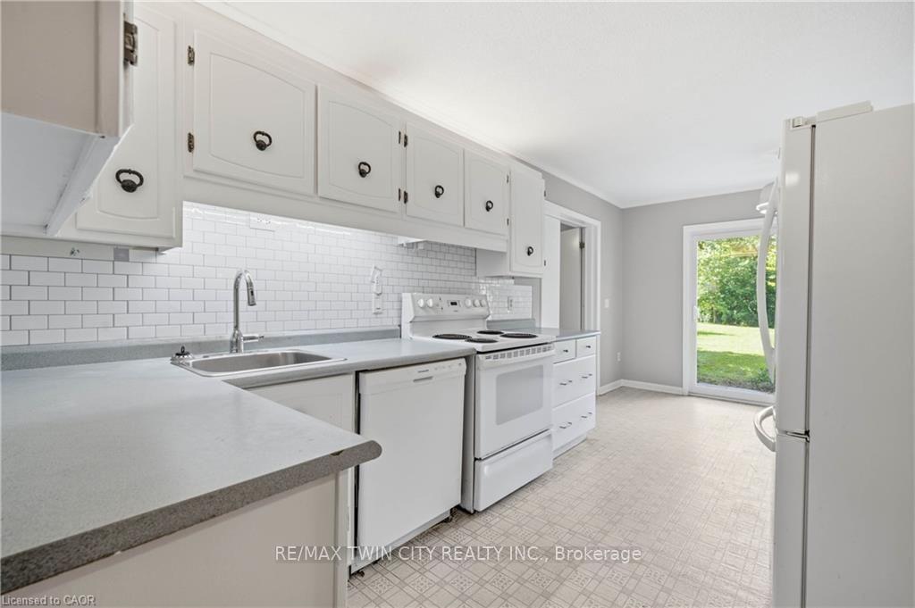 Photo 5 of Unit 80, 121 University Avenue E, Waterloo, Lincoln Heights — HOMEH