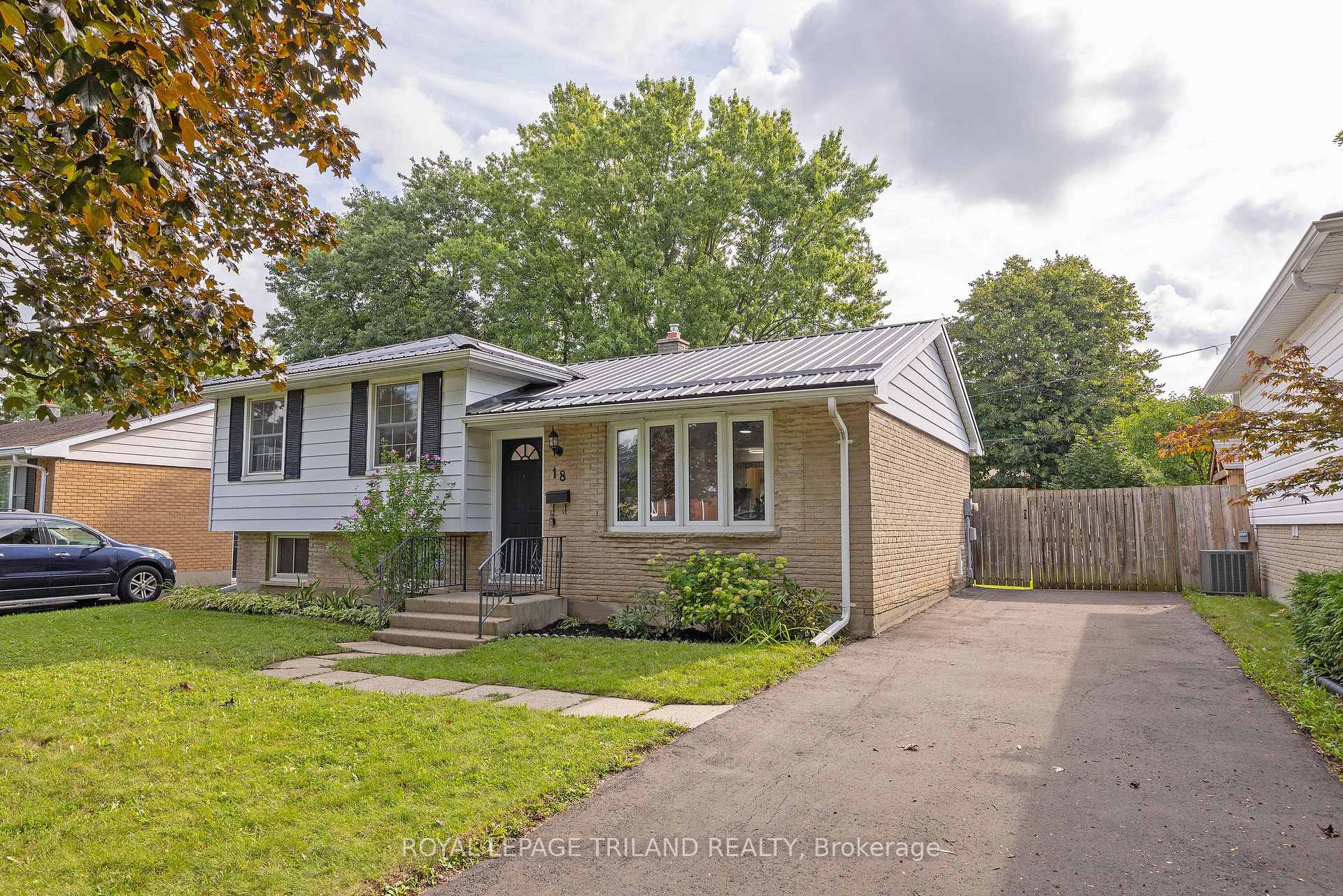 Photo 3 of 18 Laurier Road, St. Thomas — HOMEH