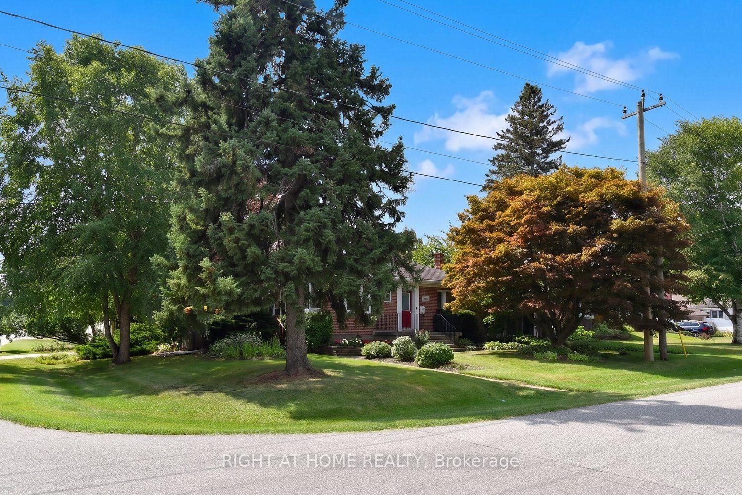 Photo 2 of 936 Boothman Avenue, Burlington, Bayview — HOMEH
