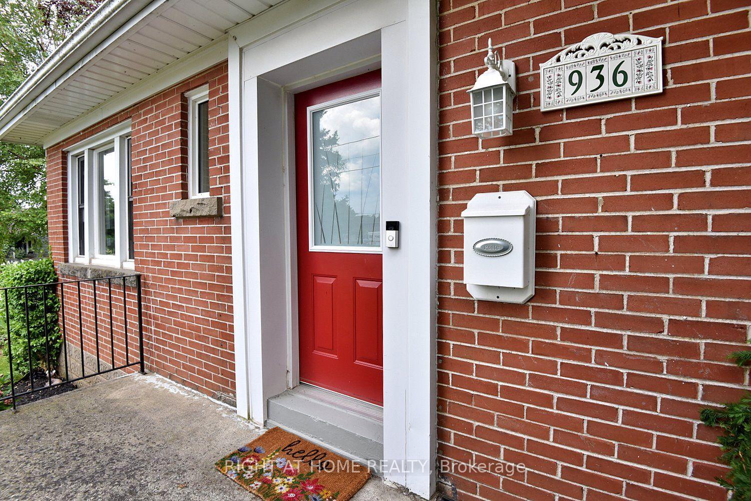 Photo 3 of 936 Boothman Avenue, Burlington, Bayview — HOMEH