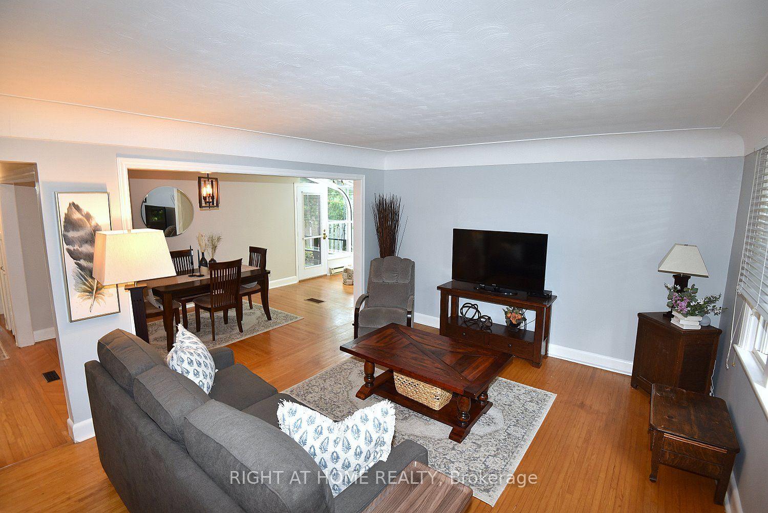 Photo 4 of 936 Boothman Avenue, Burlington, Bayview — HOMEH