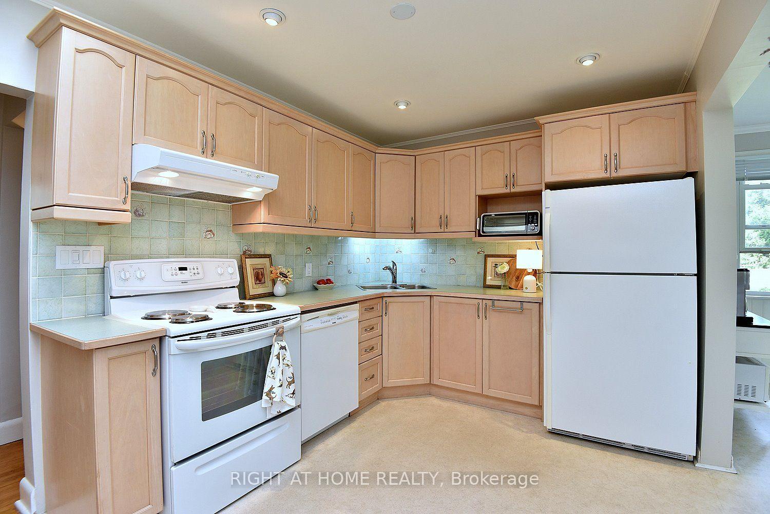 Photo 9 of 936 Boothman Avenue, Burlington, Bayview — HOMEH