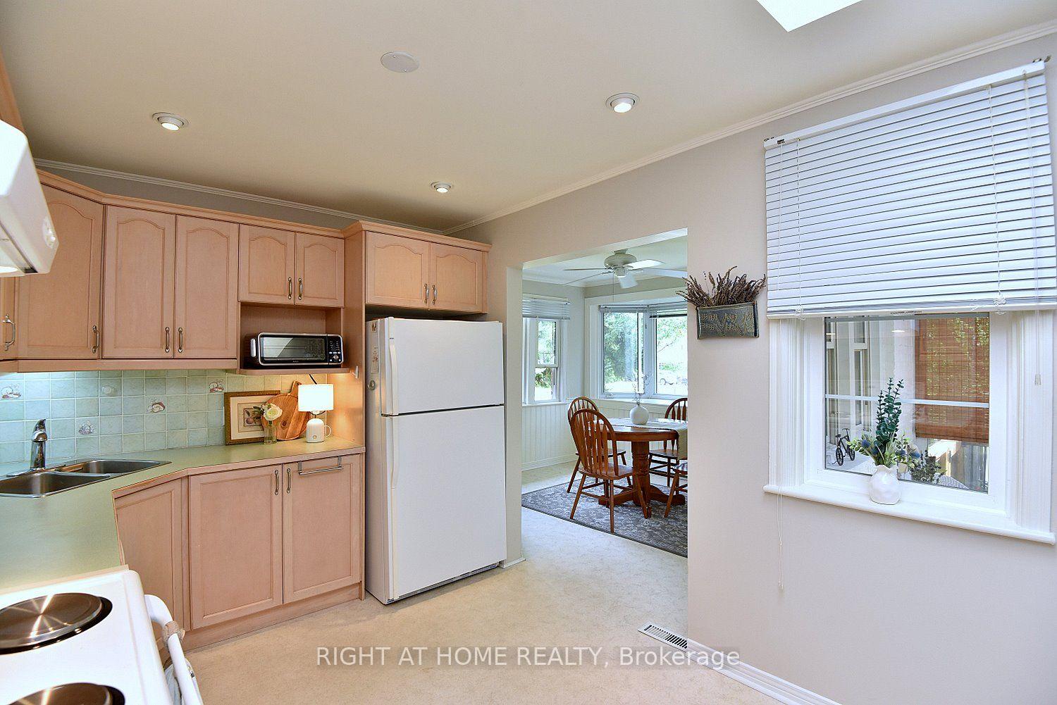 Photo 10 of 936 Boothman Avenue, Burlington, Bayview — HOMEH