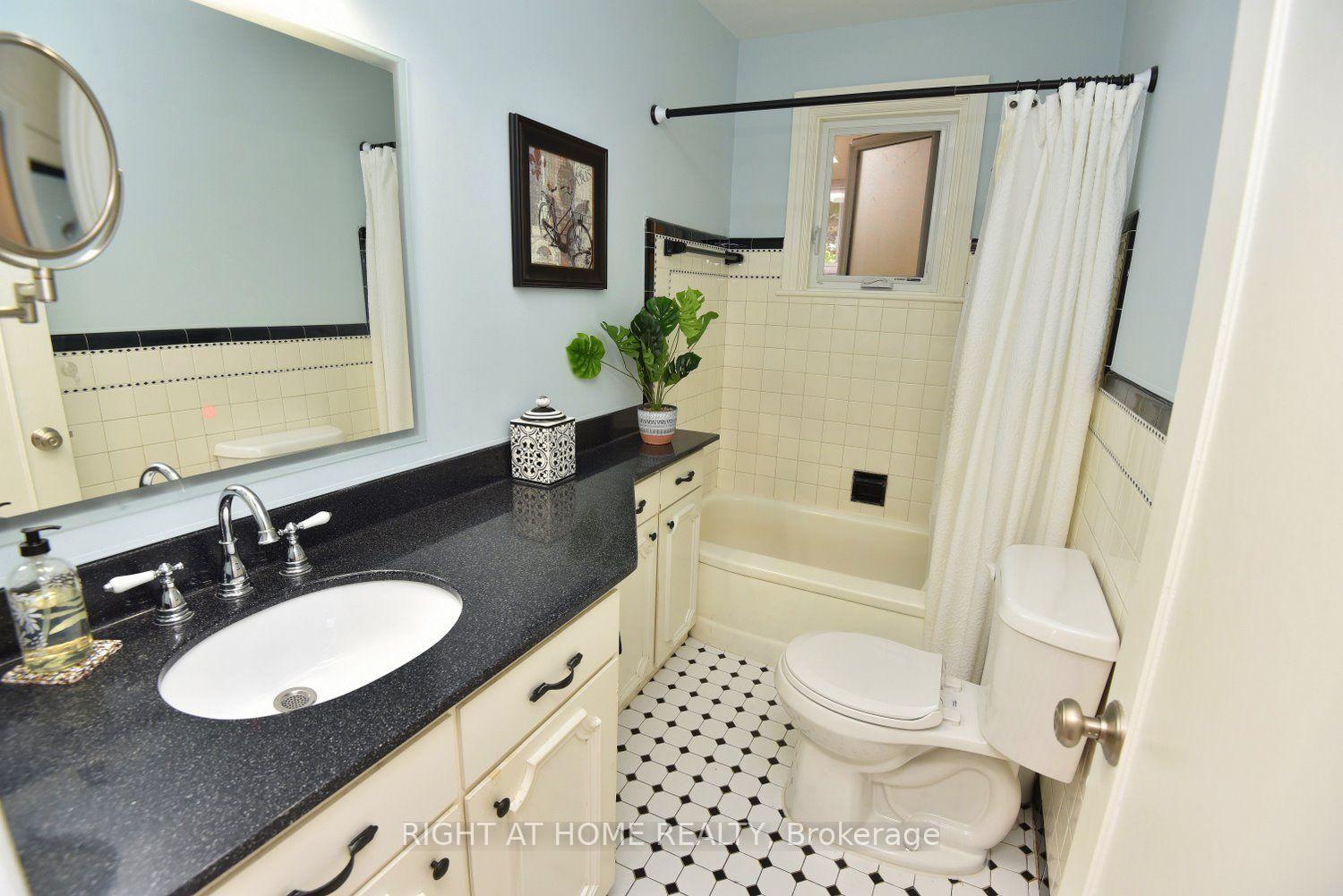 Photo 19 of 936 Boothman Avenue, Burlington, Bayview — HOMEH