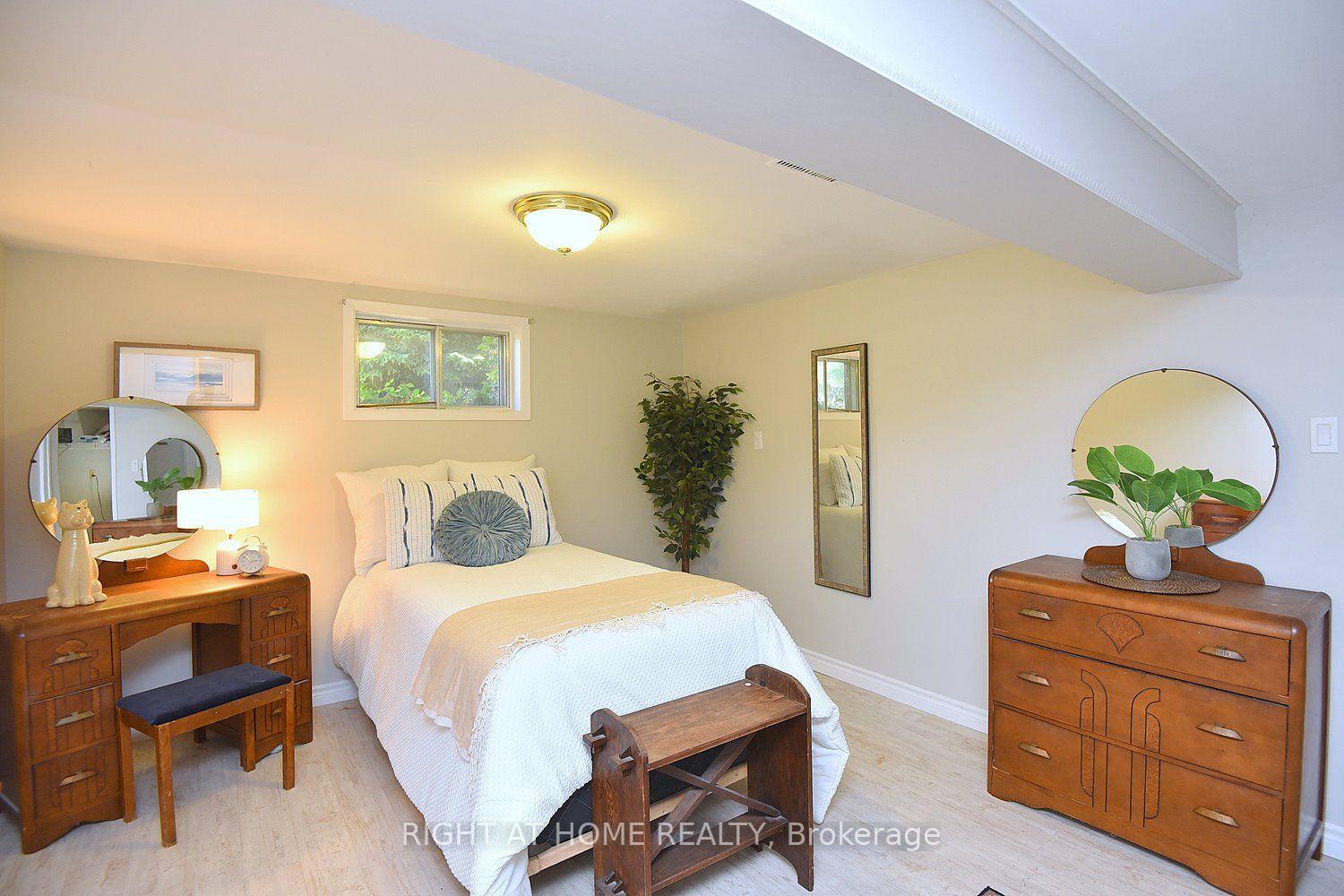 Photo 24 of 936 Boothman Avenue, Burlington, Bayview — HOMEH