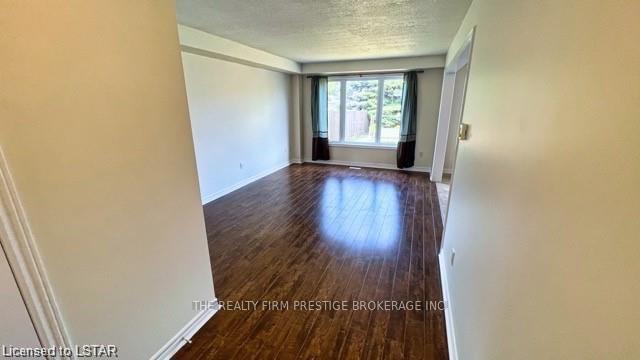 Photo 3 of 926 Grenfell Drive, London, North C — HOMEH