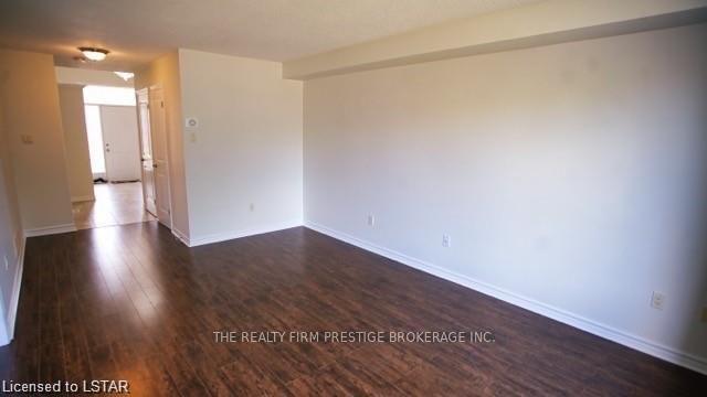 Photo 4 of 926 Grenfell Drive, London, North C — HOMEH