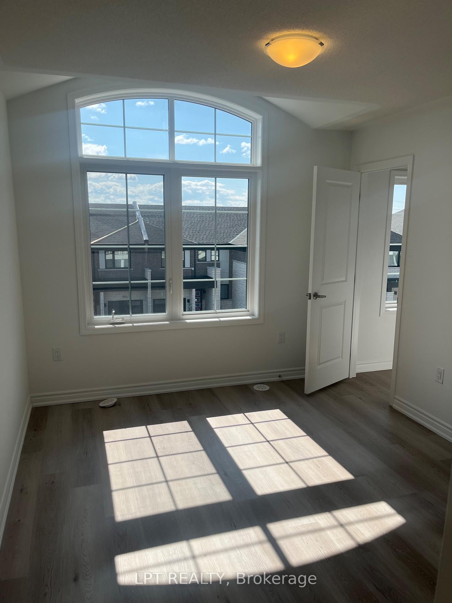 Photo 9 of 91 Vinewood Crescent, Barrie, Rural Barrie Southeast — HOMEH