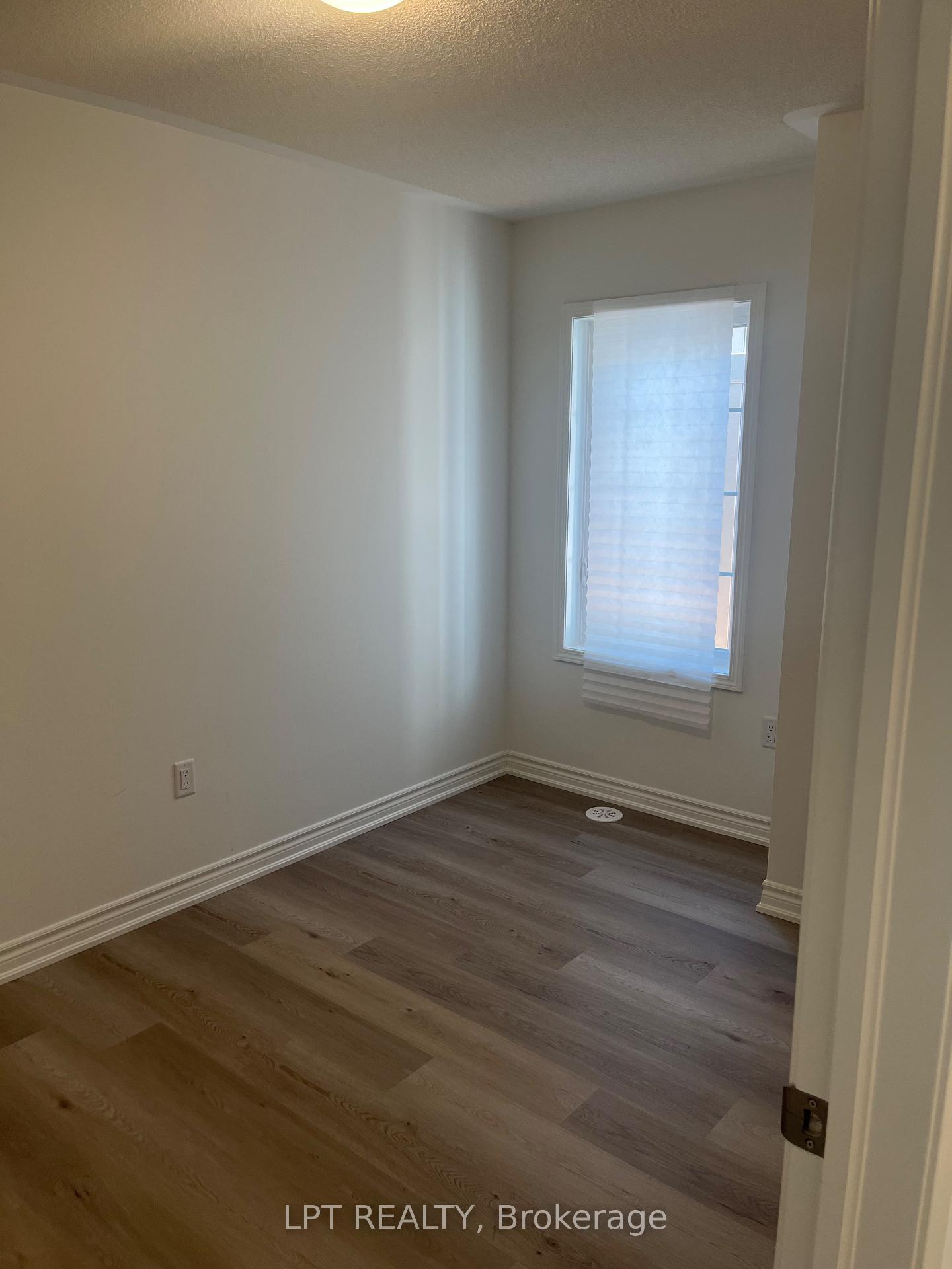 Photo 10 of 91 Vinewood Crescent, Barrie, Rural Barrie Southeast — HOMEH