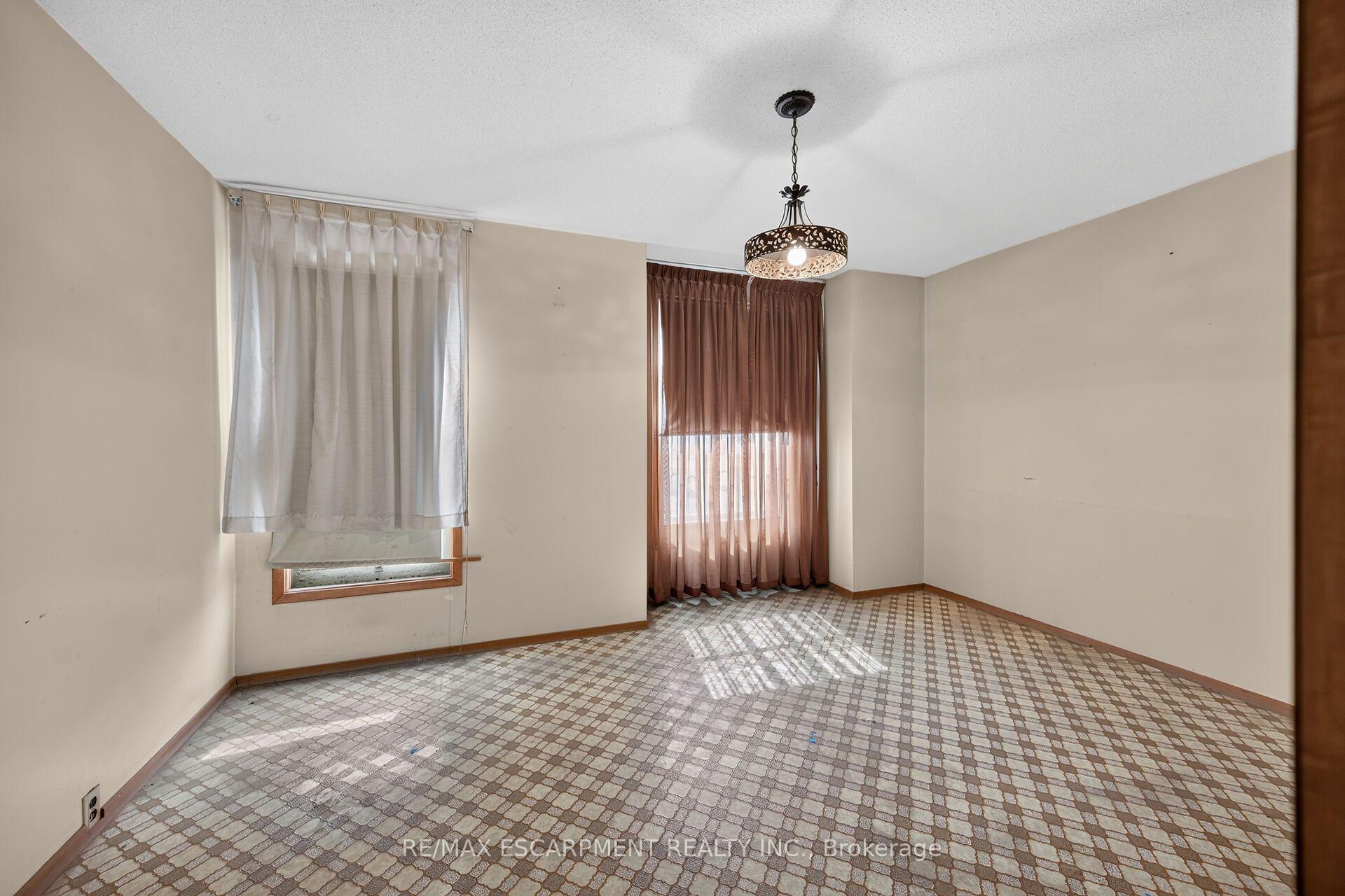 Photo 16 of 15 Kinrade Avenue, Hamilton, Stipley — HOMEH