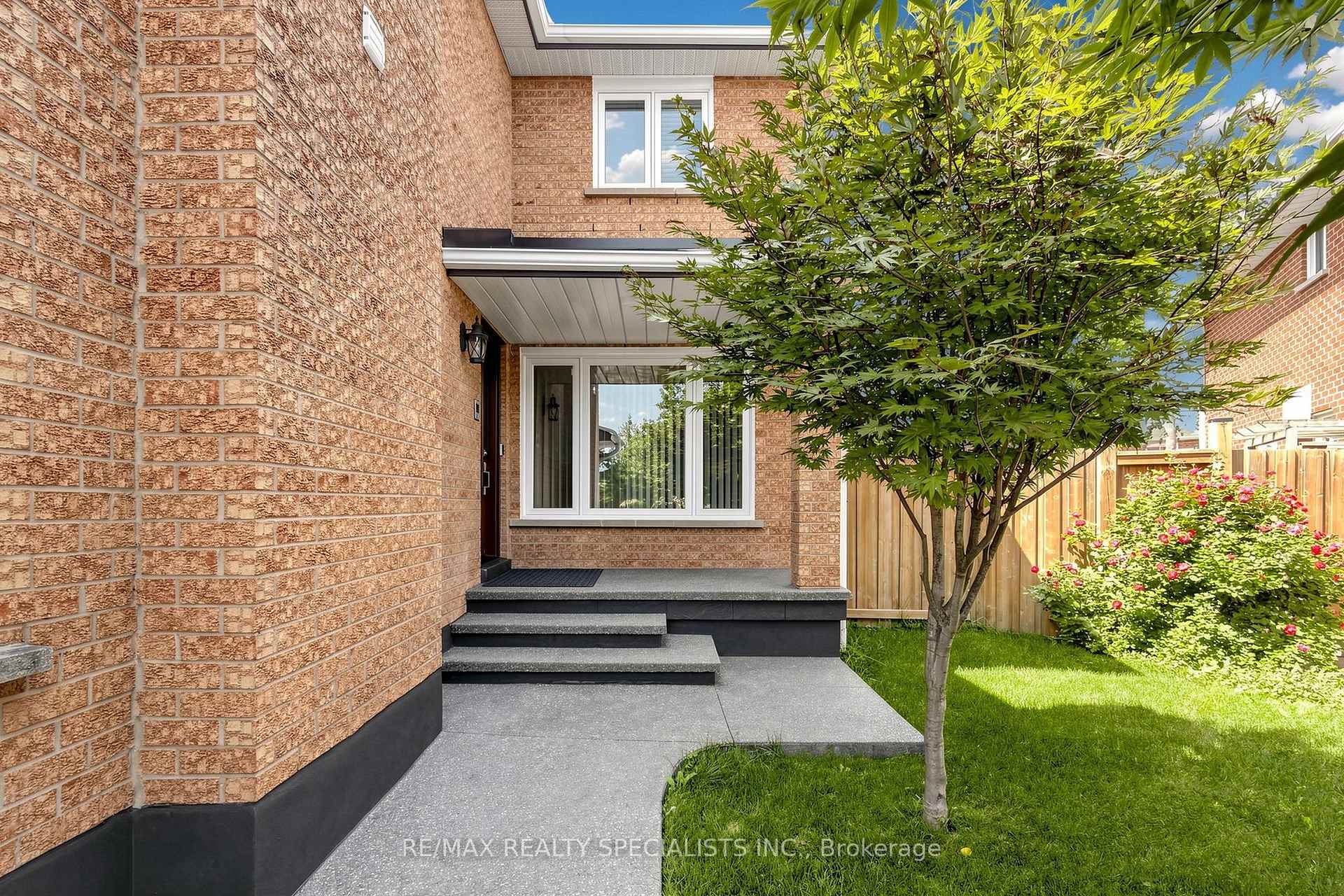 Photo 3 of 776 Savoy Crescent, Mississauga, Hurontario — HOMEH
