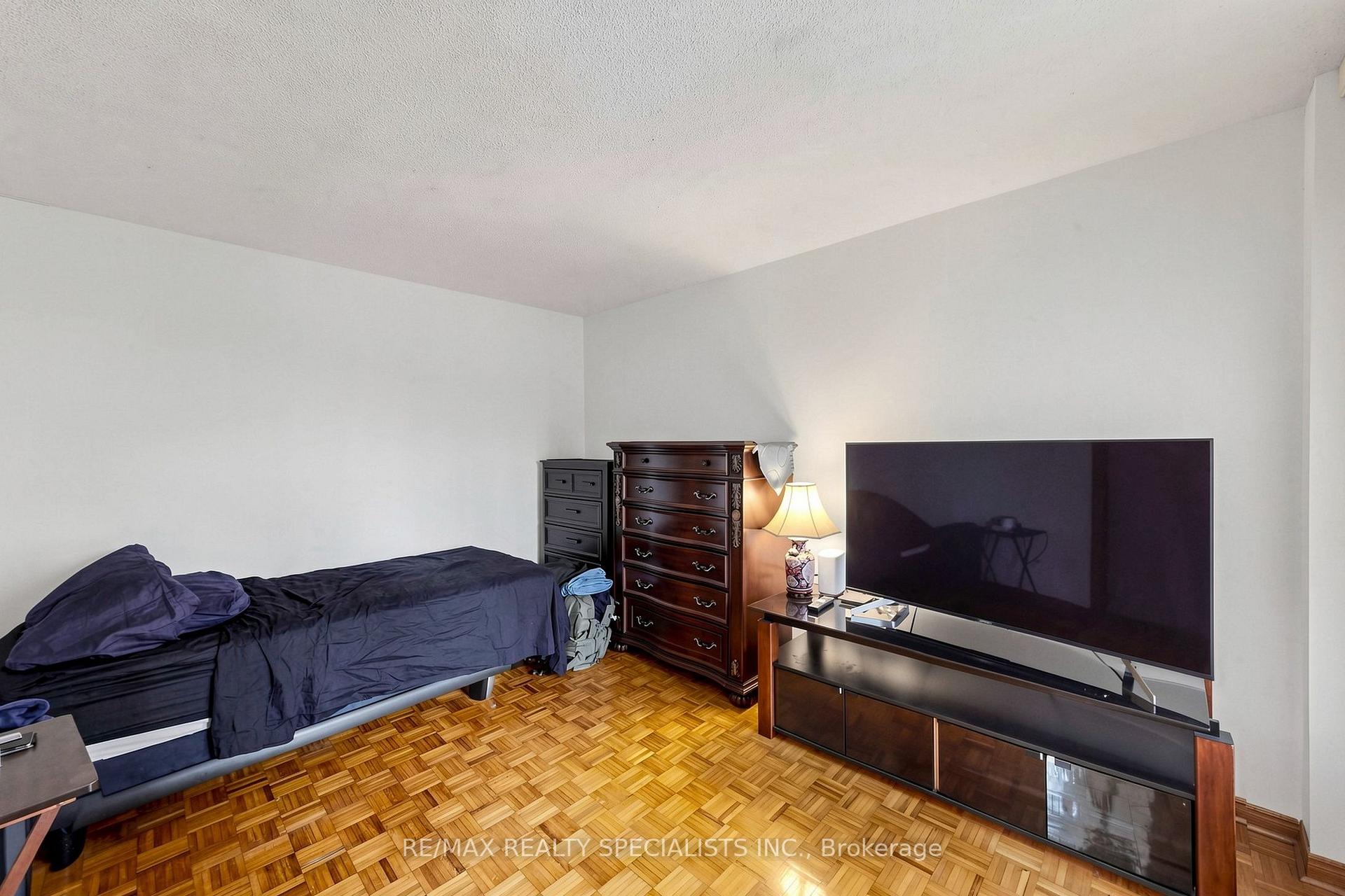 Photo 6 of 776 Savoy Crescent, Mississauga, Hurontario — HOMEH