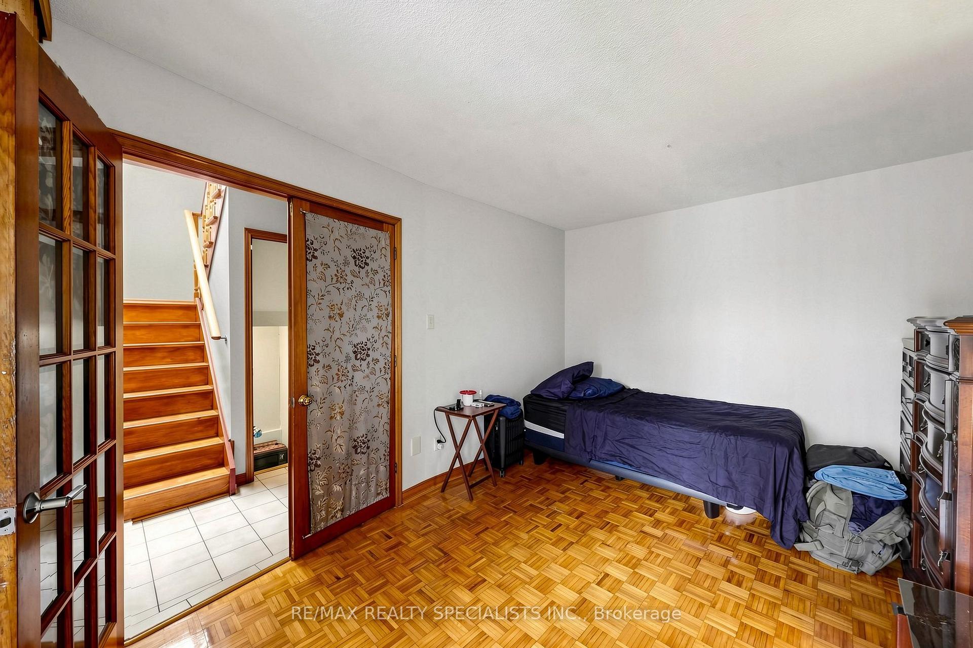 Photo 7 of 776 Savoy Crescent, Mississauga, Hurontario — HOMEH