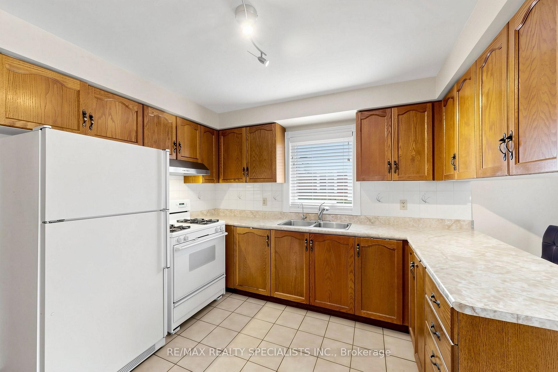 Photo 8 of 776 Savoy Crescent, Mississauga, Hurontario — HOMEH