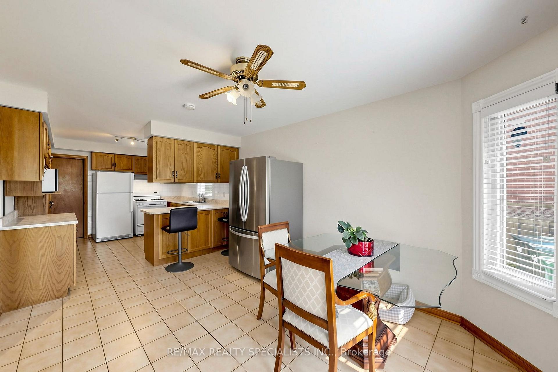 Photo 11 of 776 Savoy Crescent, Mississauga, Hurontario — HOMEH