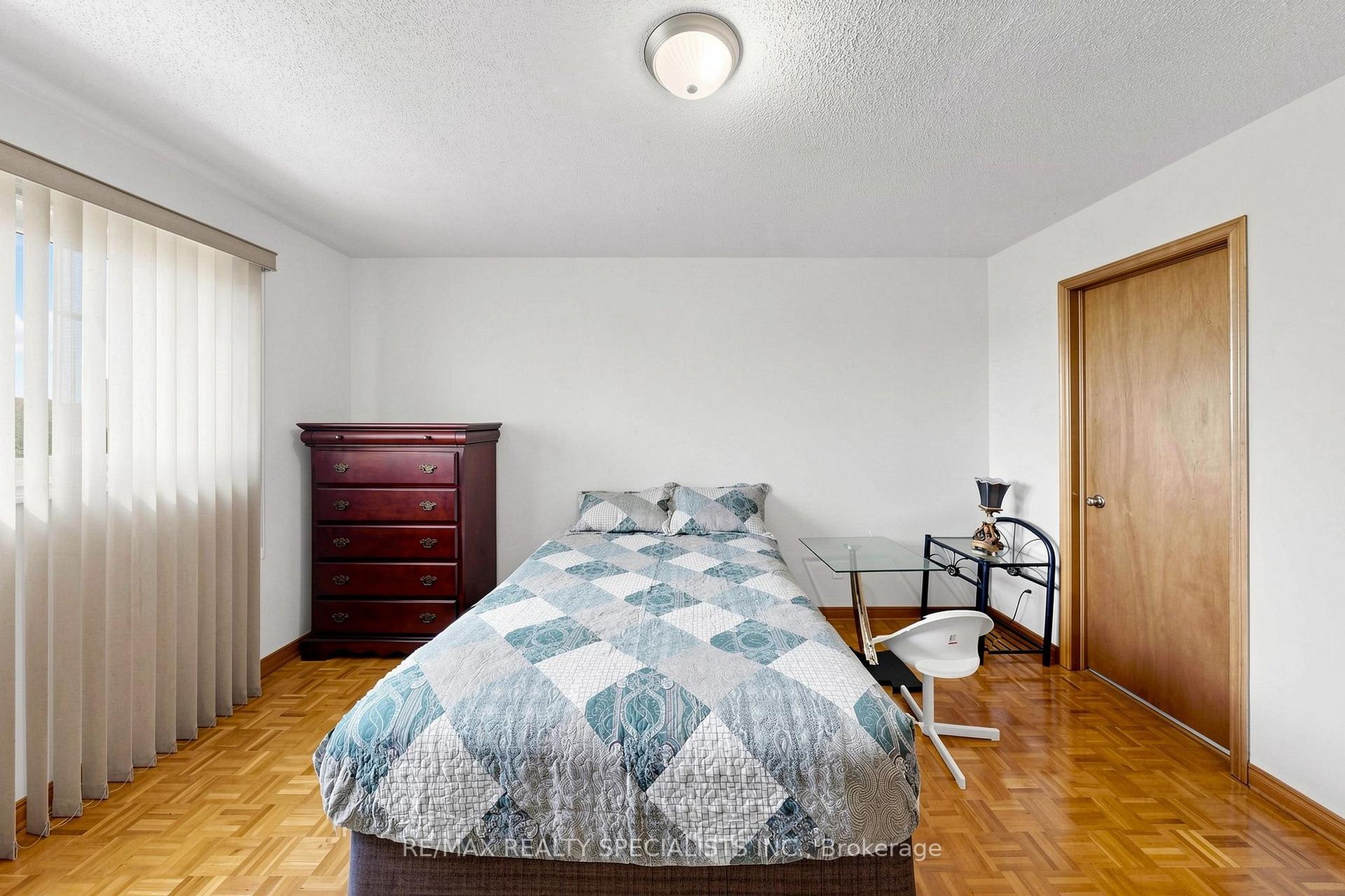 Photo 17 of 776 Savoy Crescent, Mississauga, Hurontario — HOMEH