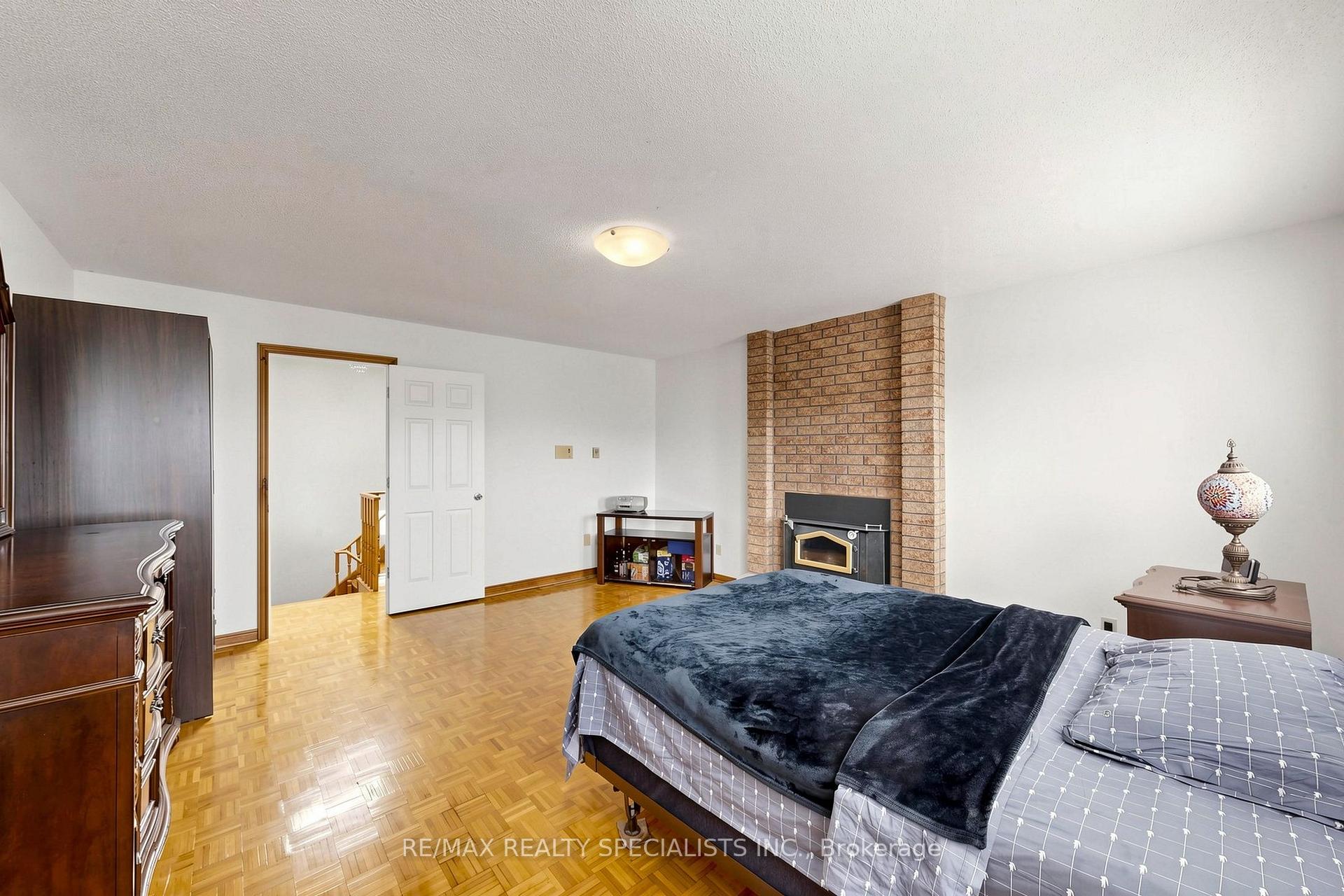 Photo 22 of 776 Savoy Crescent, Mississauga, Hurontario — HOMEH