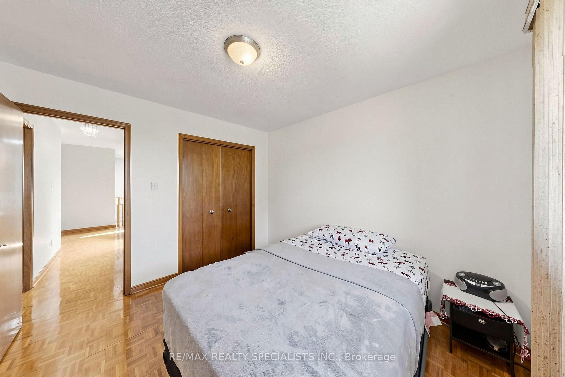 Photo 25 of 776 Savoy Crescent, Mississauga, Hurontario — HOMEH