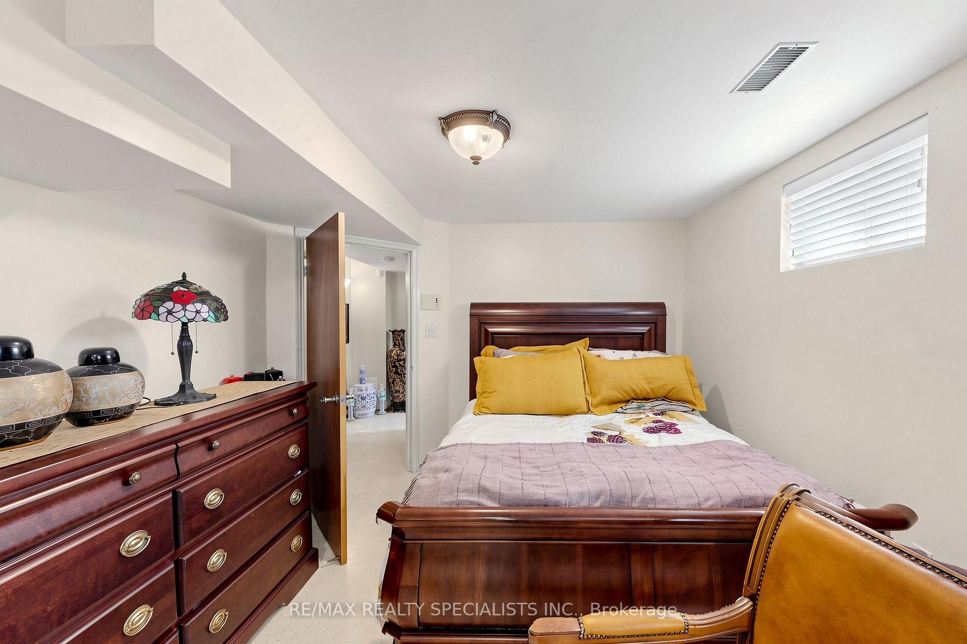 Photo 30 of 776 Savoy Crescent, Mississauga, Hurontario — HOMEH