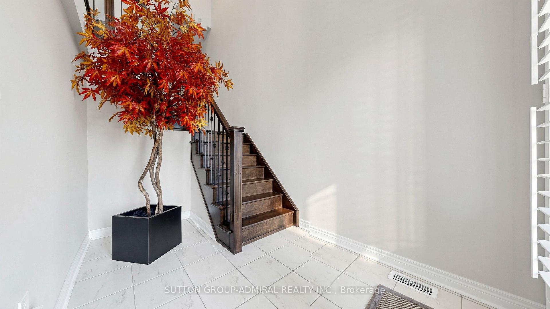 Photo 4 of 109 Laskin Drive, Vaughan, Patterson — HOMEH