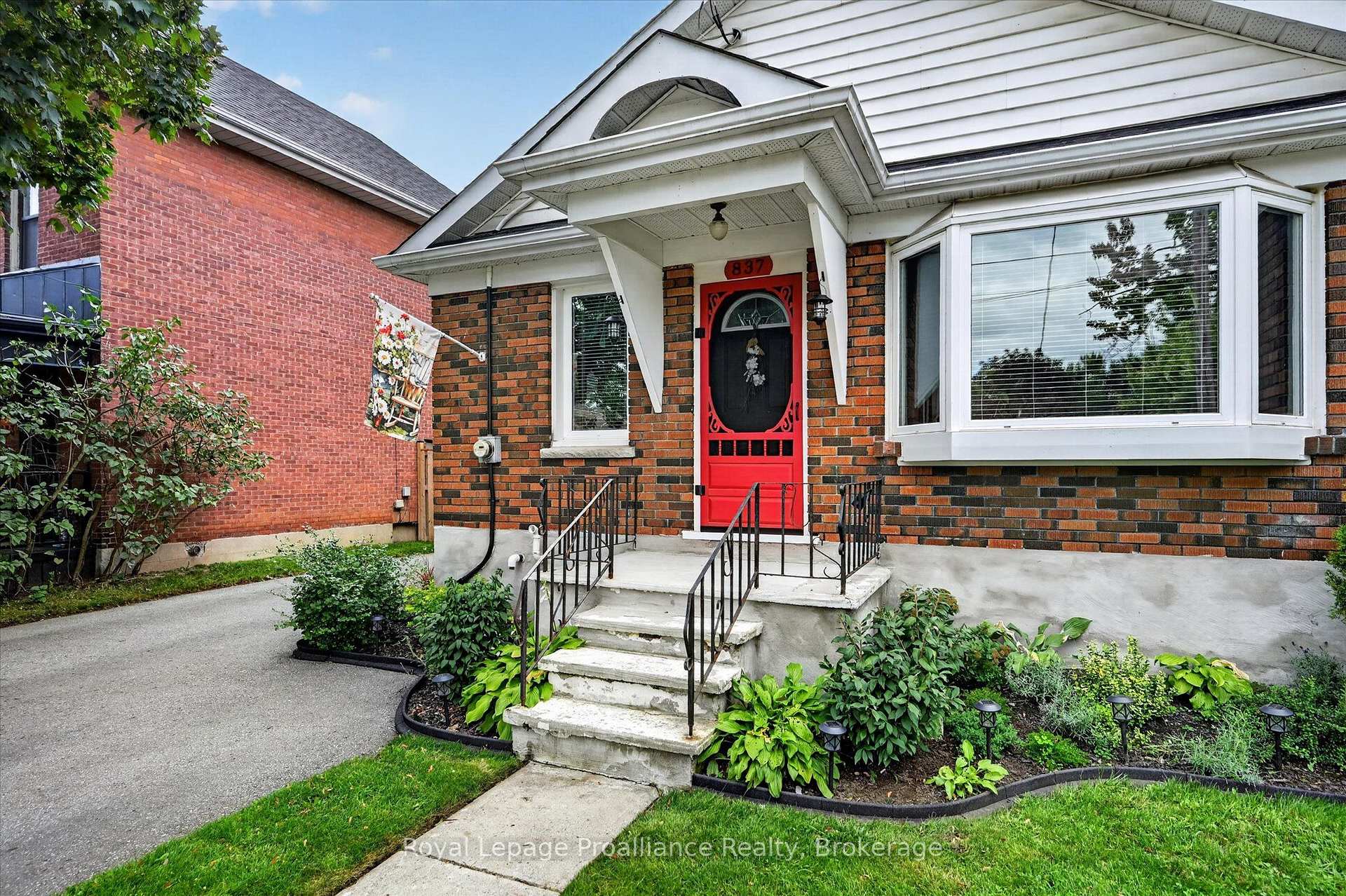 Photo 2 of 837 Sherburne Street, Peterborough, Otonabee Ward 1 — HOMEH