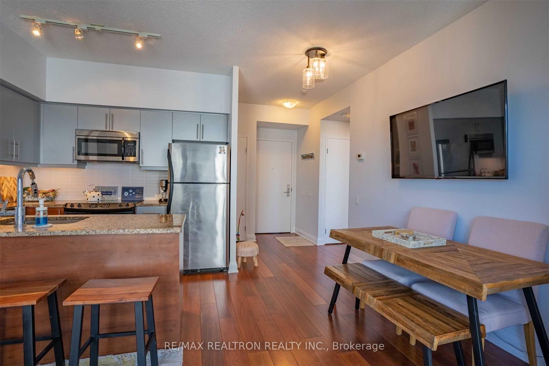 Photo 3 of Unit 911, 83 Redpath Avenue, Toronto, Mount Pleasant West — HOMEH