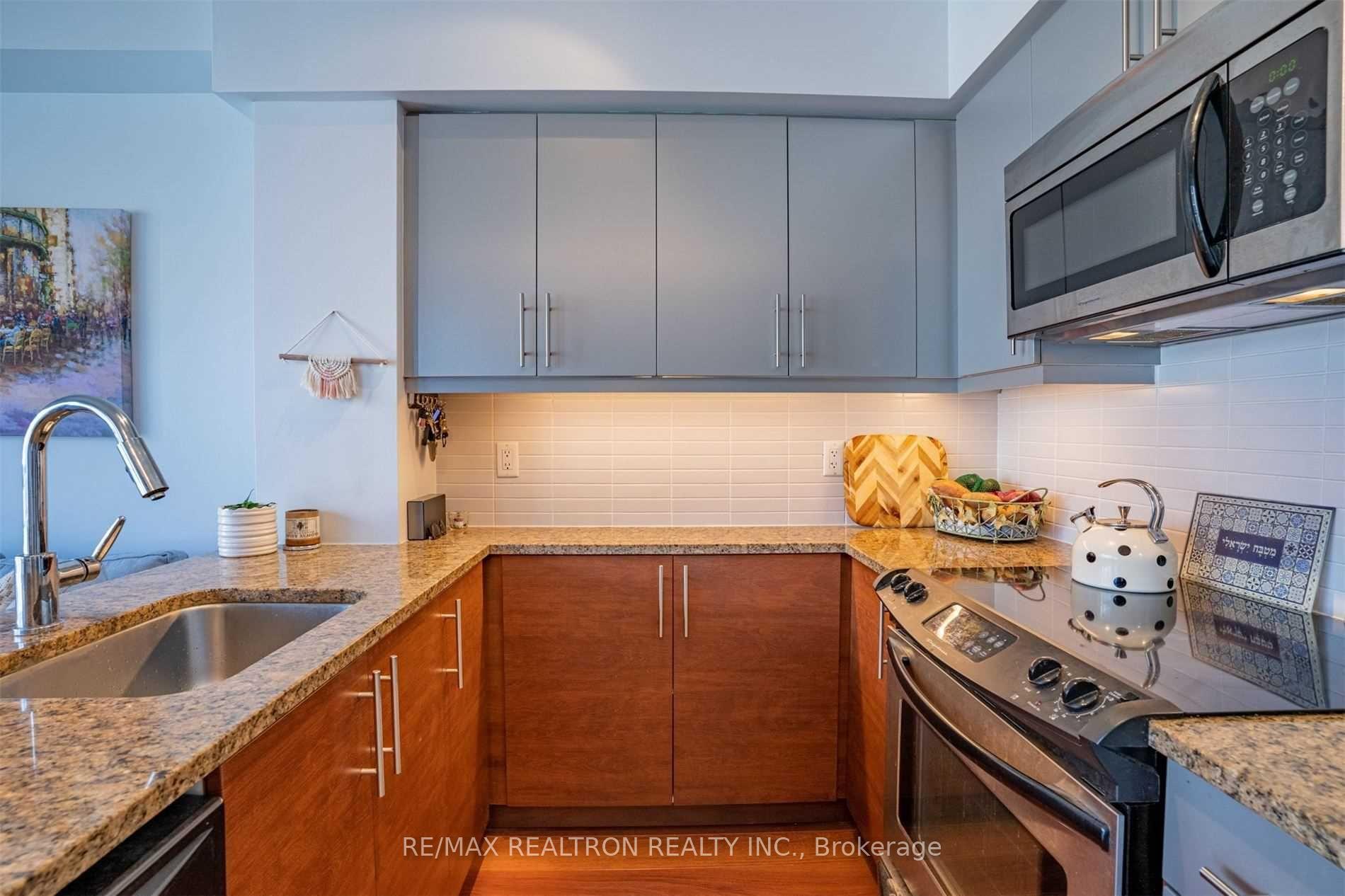 Photo 6 of Unit 911, 83 Redpath Avenue, Toronto, Mount Pleasant West — HOMEH
