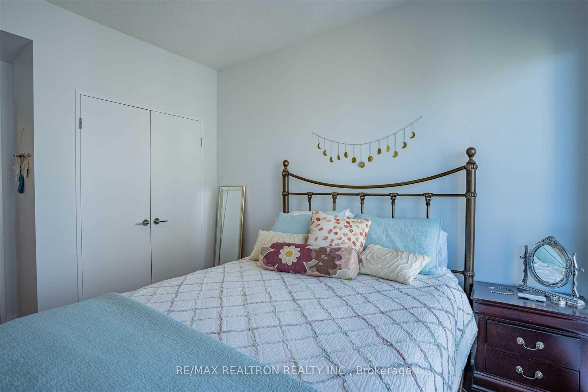 Photo 9 of Unit 911, 83 Redpath Avenue, Toronto, Mount Pleasant West — HOMEH