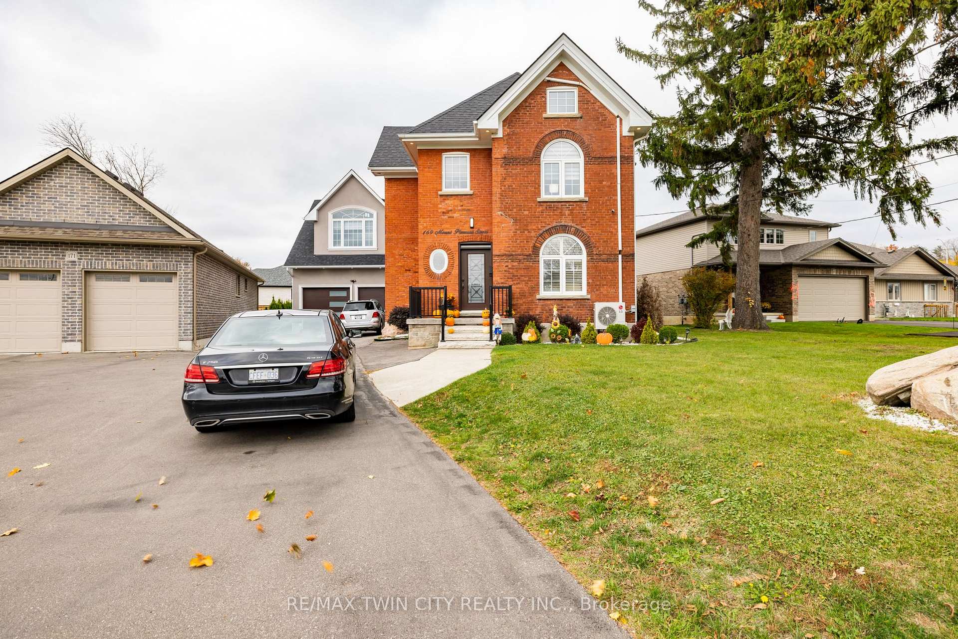 Photo 2 of 169 Mount Pleasant Street, Brantford, Empire South — HOMEH