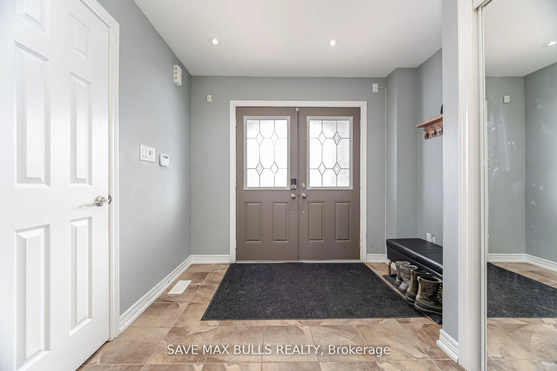 Photo 3 of 26 Beachville Circle, Brampton, Credit Valley — HOMEH