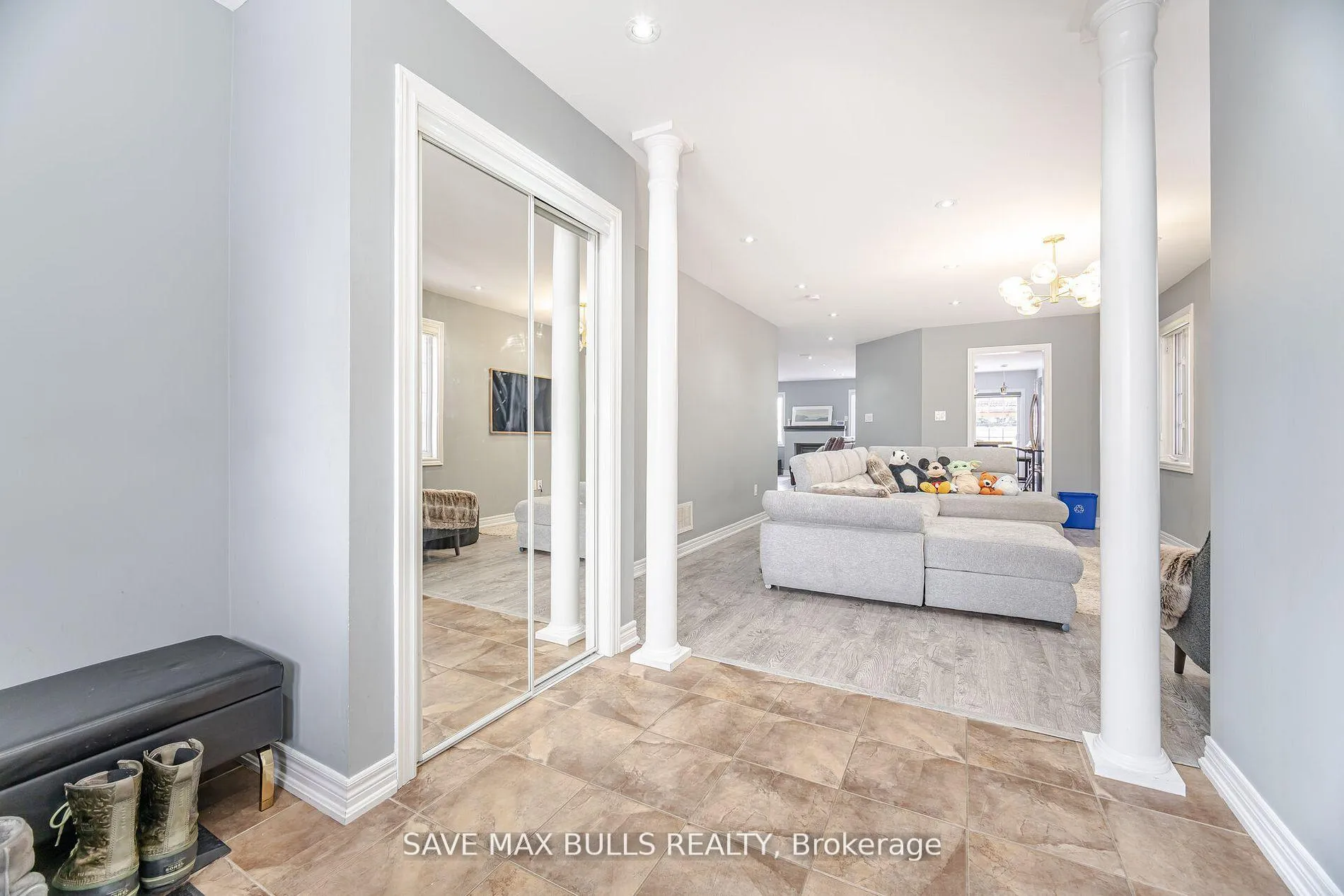 Photo 4 of 26 Beachville Circle, Brampton, Credit Valley — HOMEH