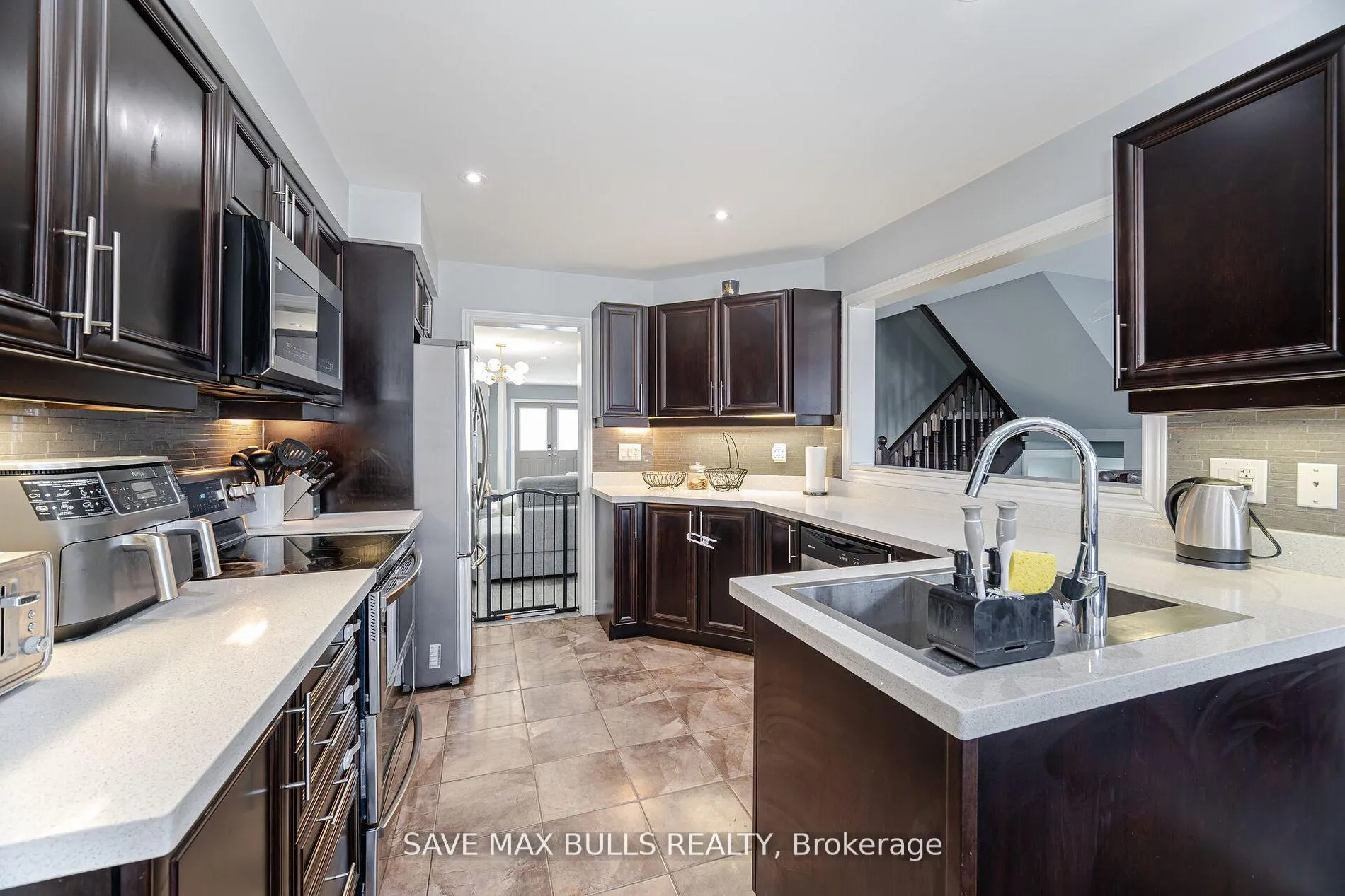 Photo 13 of 26 Beachville Circle, Brampton, Credit Valley — HOMEH