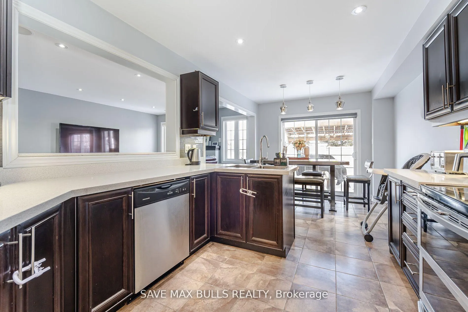 Photo 14 of 26 Beachville Circle, Brampton, Credit Valley — HOMEH