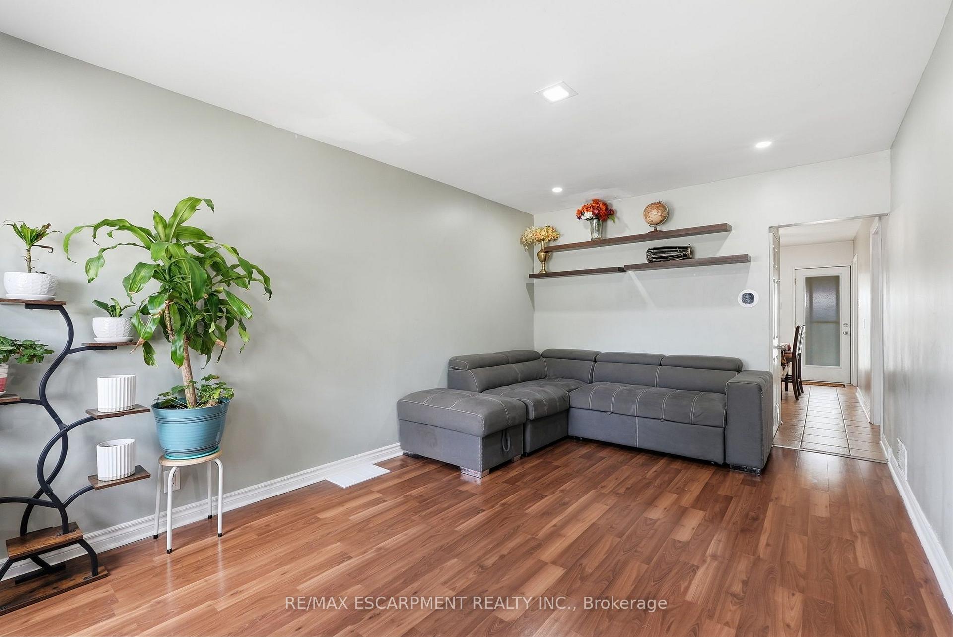 Photo 4 of 127 Park Row N, Hamilton, Crown Point — HOMEH