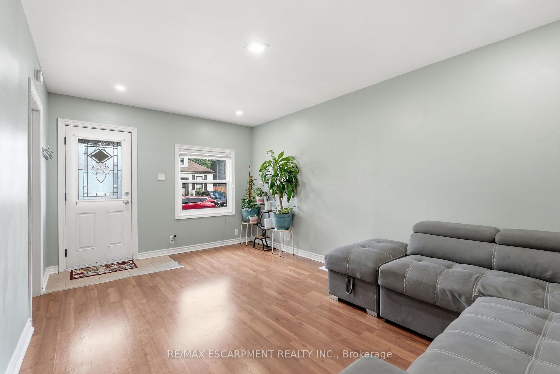 Photo 5 of 127 Park Row N, Hamilton, Crown Point — HOMEH