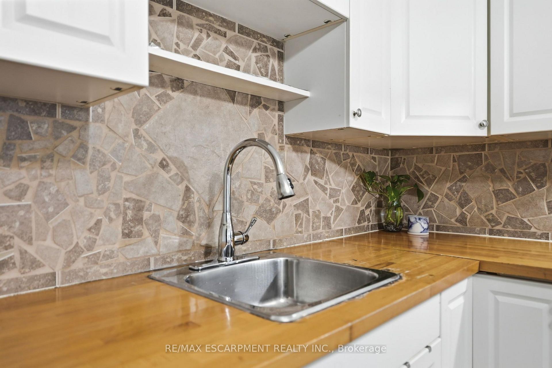 Photo 8 of 127 Park Row N, Hamilton, Crown Point — HOMEH