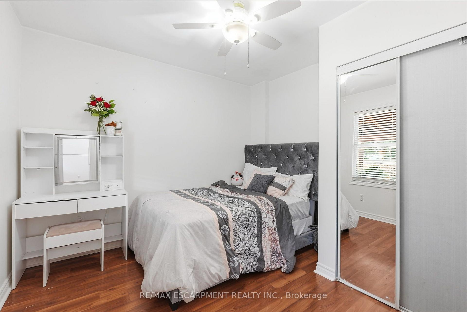 Photo 10 of 127 Park Row N, Hamilton, Crown Point — HOMEH