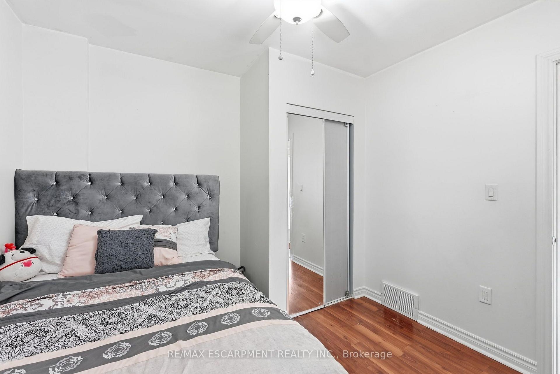 Photo 11 of 127 Park Row N, Hamilton, Crown Point — HOMEH