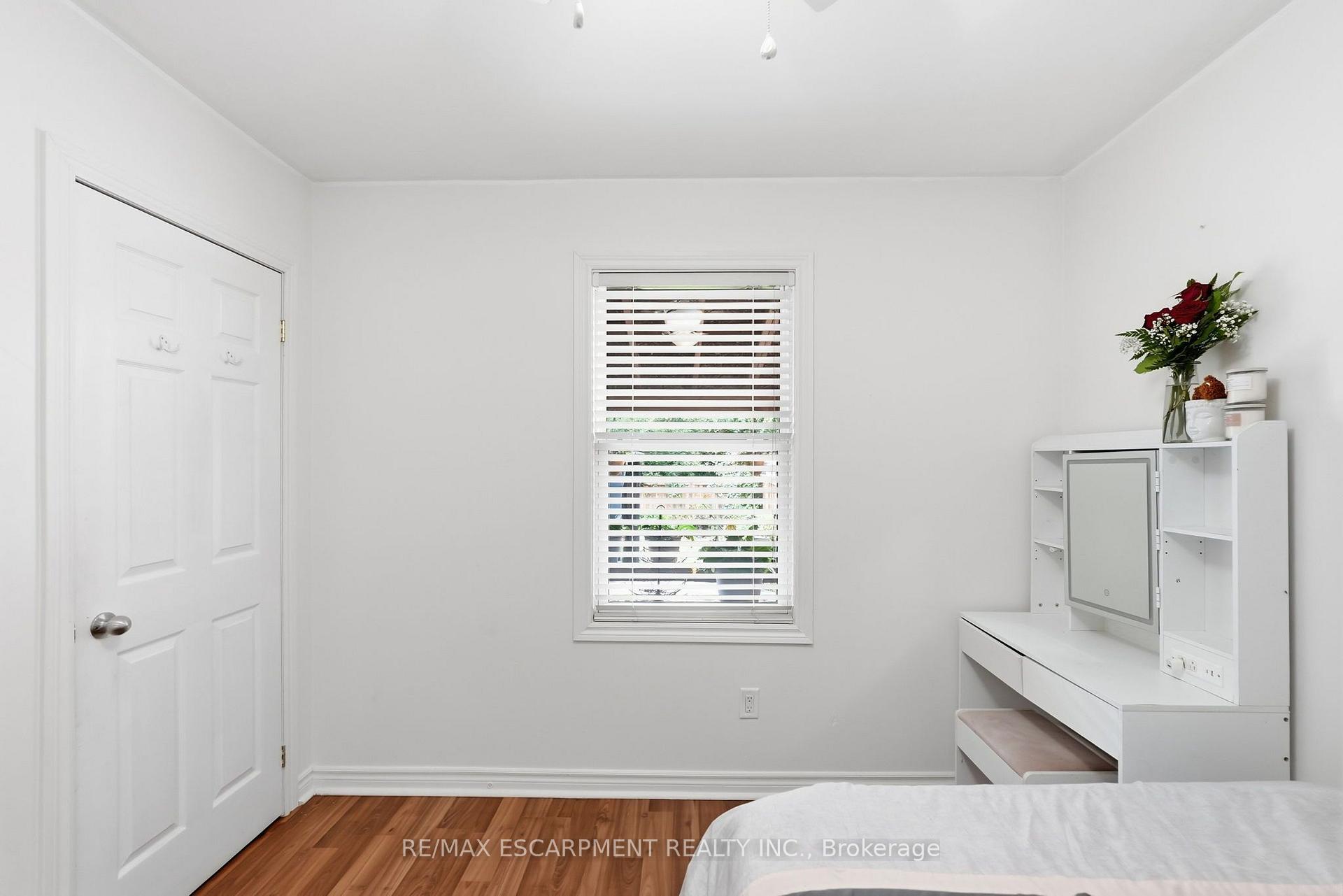Photo 12 of 127 Park Row N, Hamilton, Crown Point — HOMEH