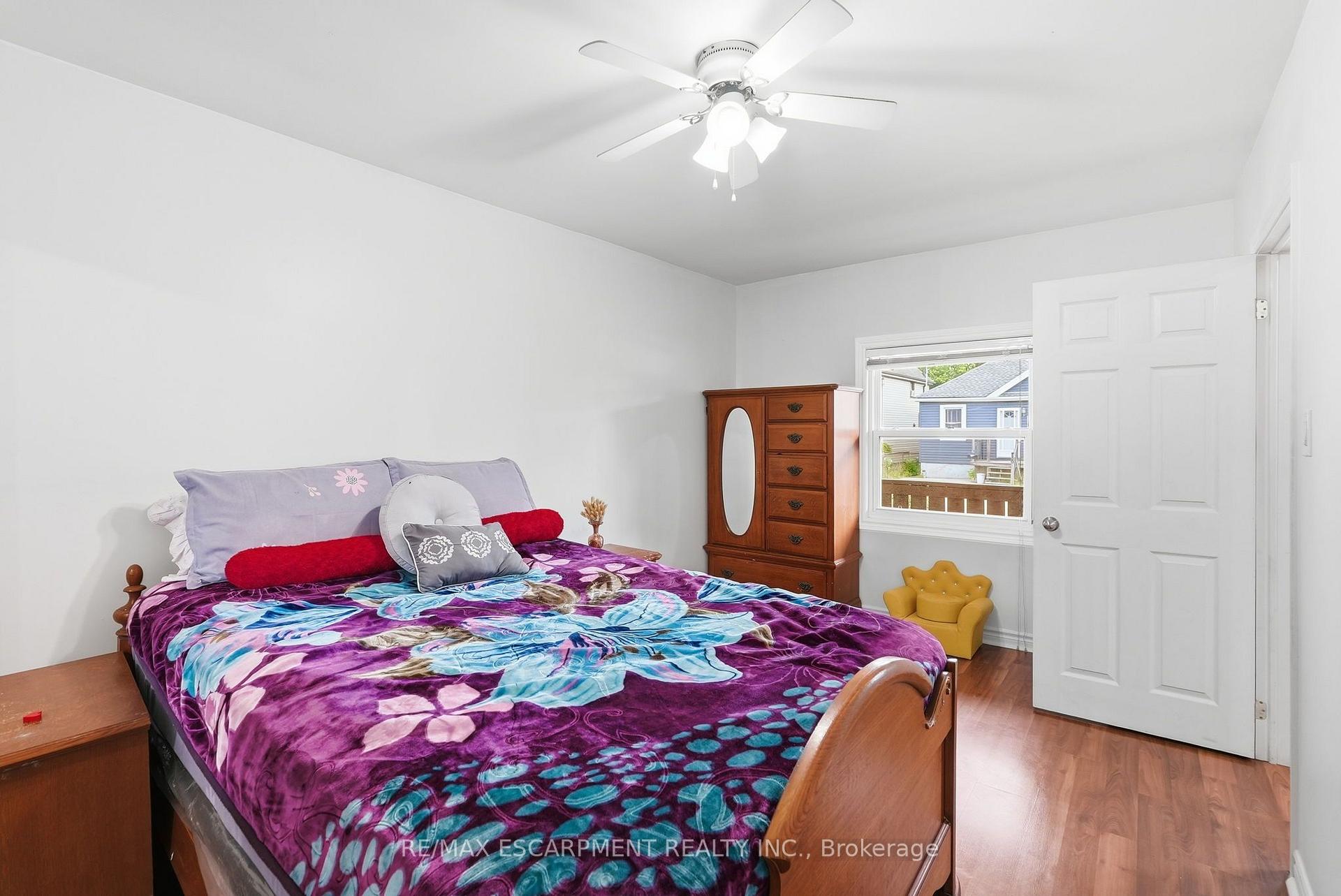 Photo 13 of 127 Park Row N, Hamilton, Crown Point — HOMEH
